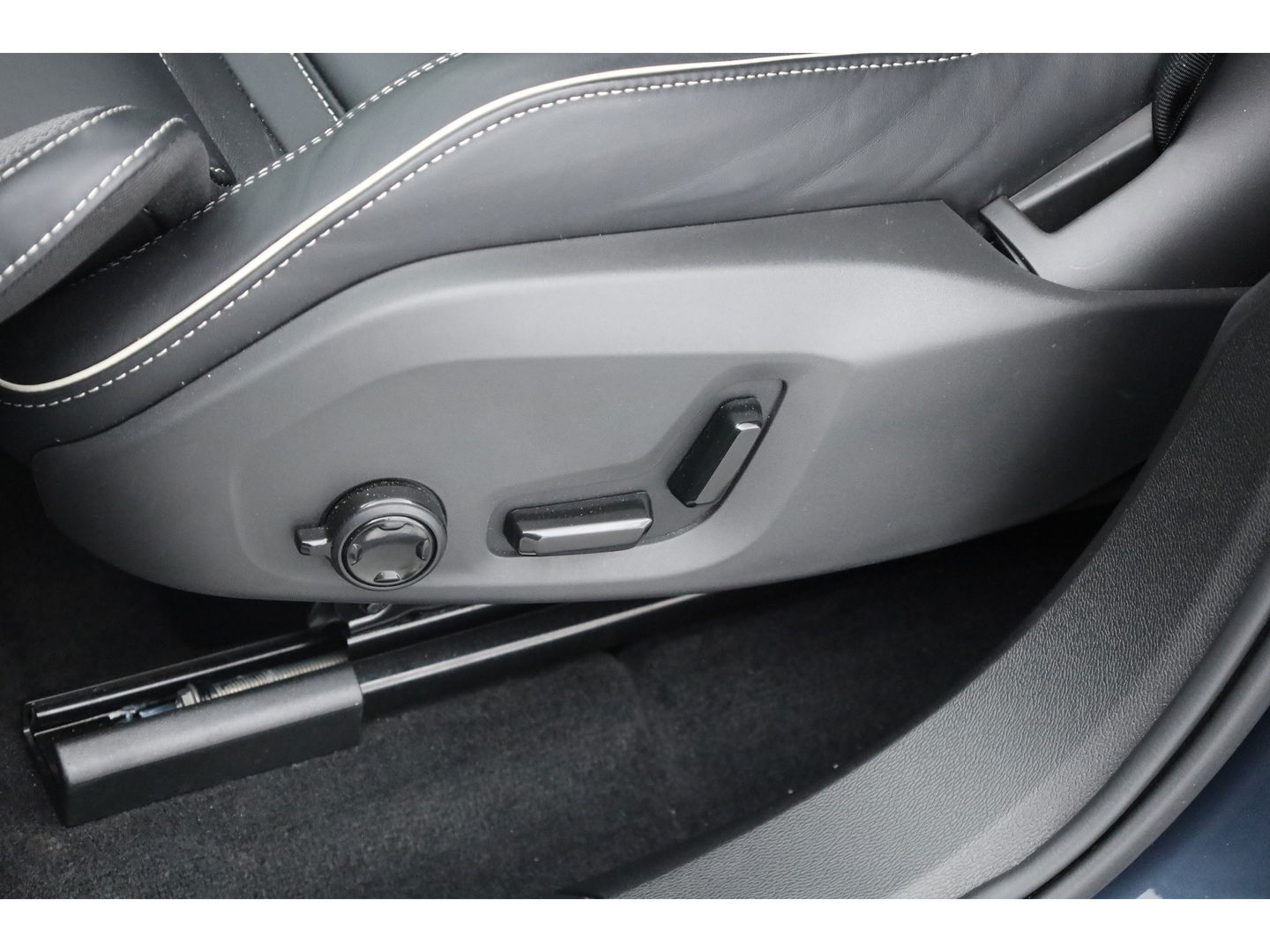 Volvo XC60 2.0 T6 Plug-in hybrid AWD Plus Dark | Luchtvering | Head-up | 360 camera | H&K Audio |  21 inch | Sportstoelen |