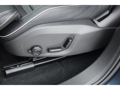 Volvo XC60 2.0 T6 Plug-in hybrid AWD Plus Dark | Luchtvering | Head-up | 360 camera | H&K Audio |  21 inch | Sportstoelen |