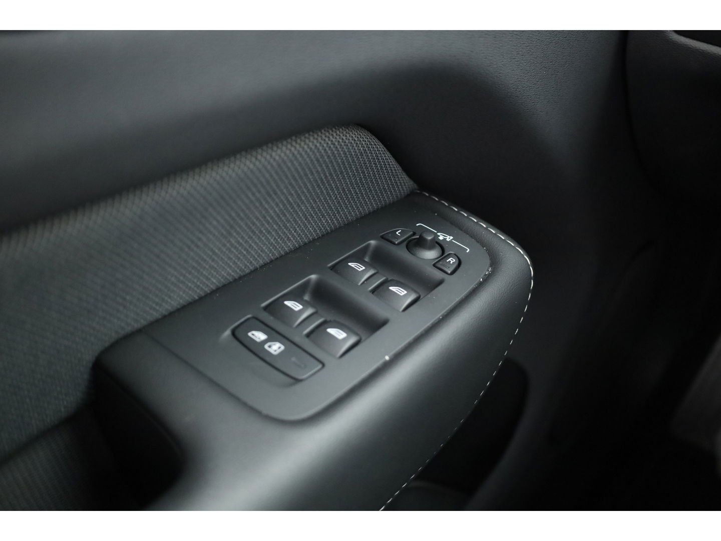 Volvo XC60 2.0 T6 Plug-in hybrid AWD Plus Dark | Luchtvering | Head-up | 360 camera | H&K Audio |  21 inch | Sportstoelen |