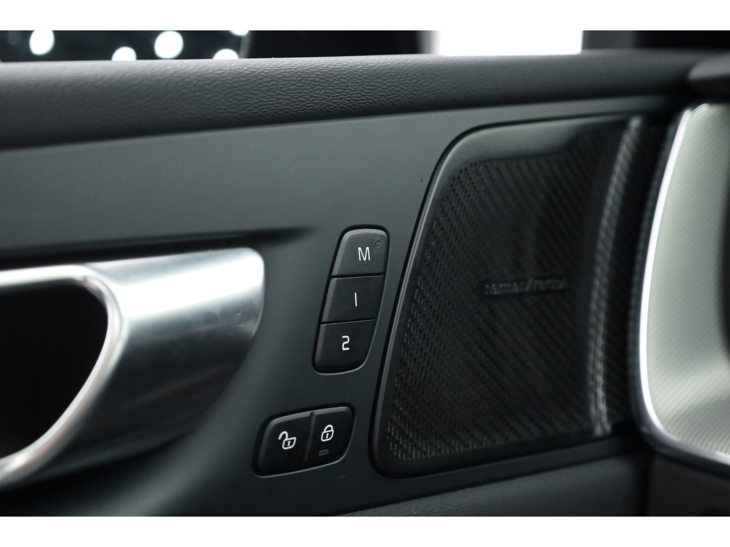 Volvo XC60 2.0 T6 Plug-in hybrid AWD Plus Dark | Luchtvering | Head-up | 360 camera | H&K Audio |  21 inch | Sportstoelen |