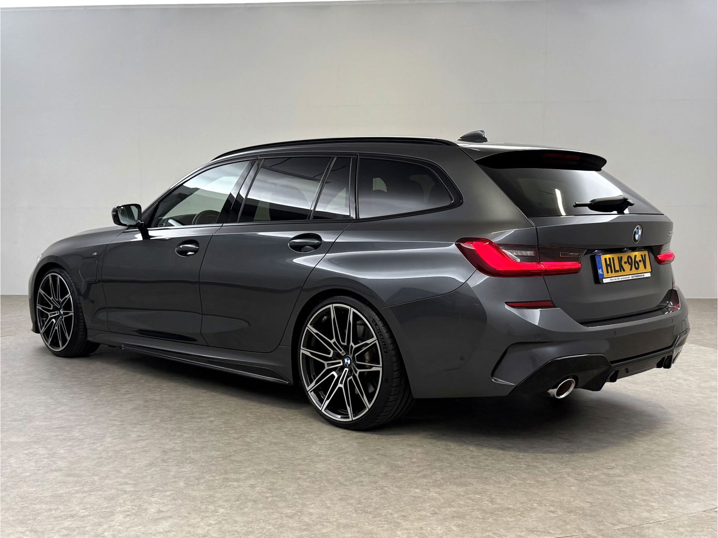 BMW 3 Serie Touring 330e High Executive M-Sport | Pano | H/K | Sfeer | HuD | Virtual | Carplay | Camera | Adap. Cruise | Navi