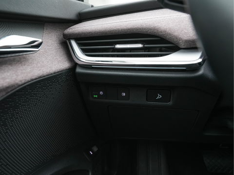 Škoda Enyaq iV 60 [ 3-Fase ] {SOH-87%} (INCL.BTW) *PANO | FULL-LED | DIGI-COCKPIT | CAMERA | KEYLESS | NAVI-FULLMAP | PRIVACY-GLASS | AMBIENT-LIGHT | ECC | PDC | CRUISE | 19''ALU | TOWBAR*