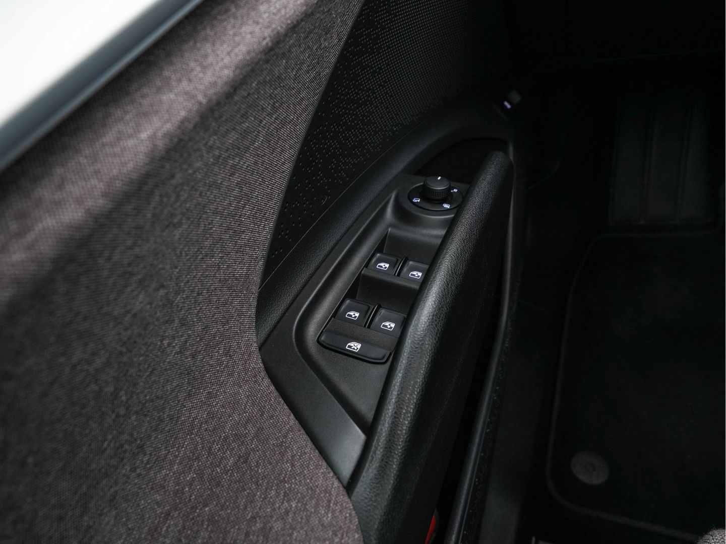 Škoda Enyaq iV 60 [ 3-Fase ] {SOH-87%} (INCL.BTW) *PANO | FULL-LED | DIGI-COCKPIT | CAMERA | KEYLESS | NAVI-FULLMAP | PRIVACY-GLASS | AMBIENT-LIGHT | ECC | PDC | CRUISE | 19''ALU | TOWBAR*