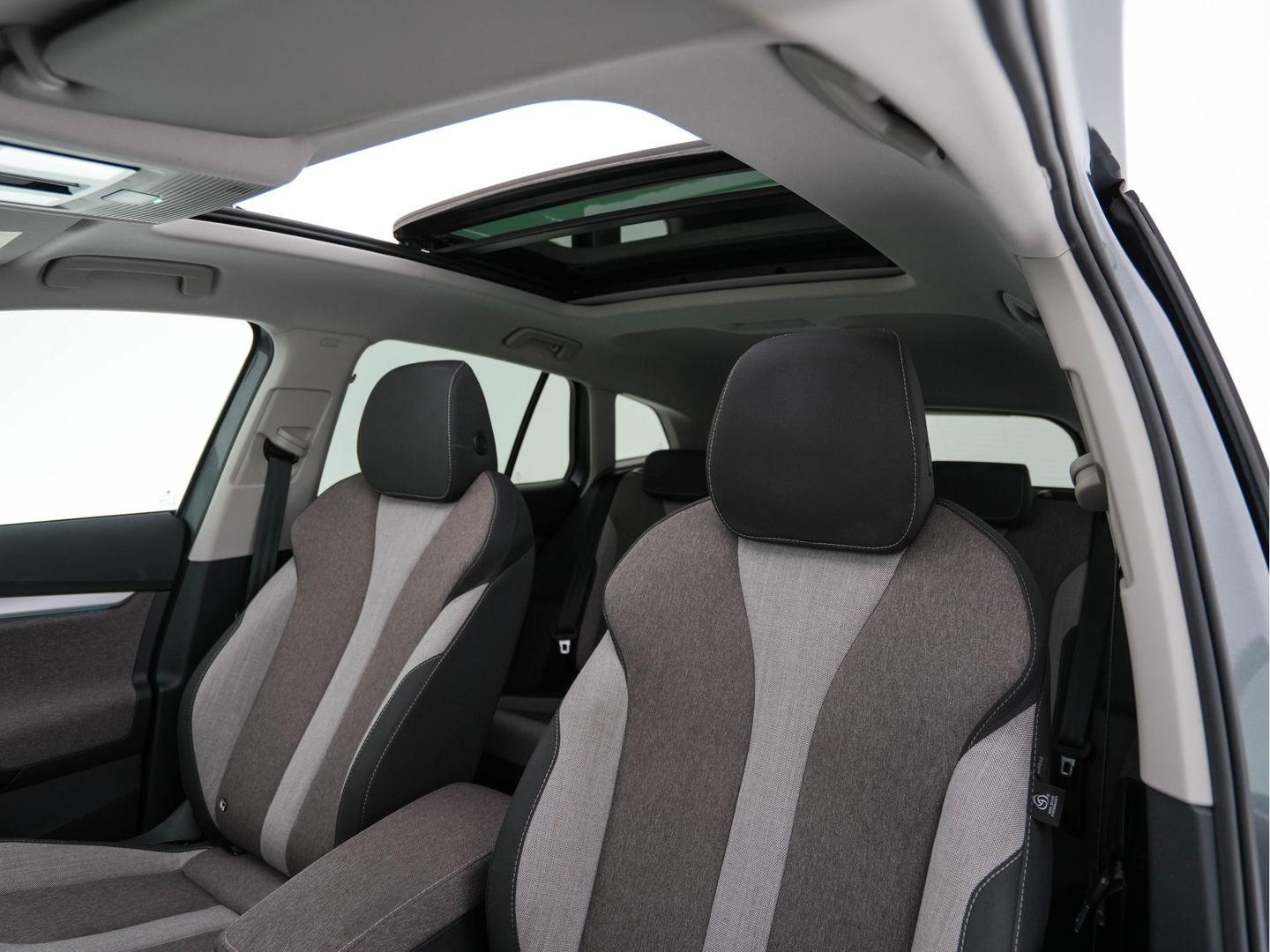 Škoda Enyaq iV 60 [ 3-Fase ] {SOH-87%} (INCL.BTW) *PANO | FULL-LED | DIGI-COCKPIT | CAMERA | KEYLESS | NAVI-FULLMAP | PRIVACY-GLASS | AMBIENT-LIGHT | ECC | PDC | CRUISE | 19''ALU | TOWBAR*