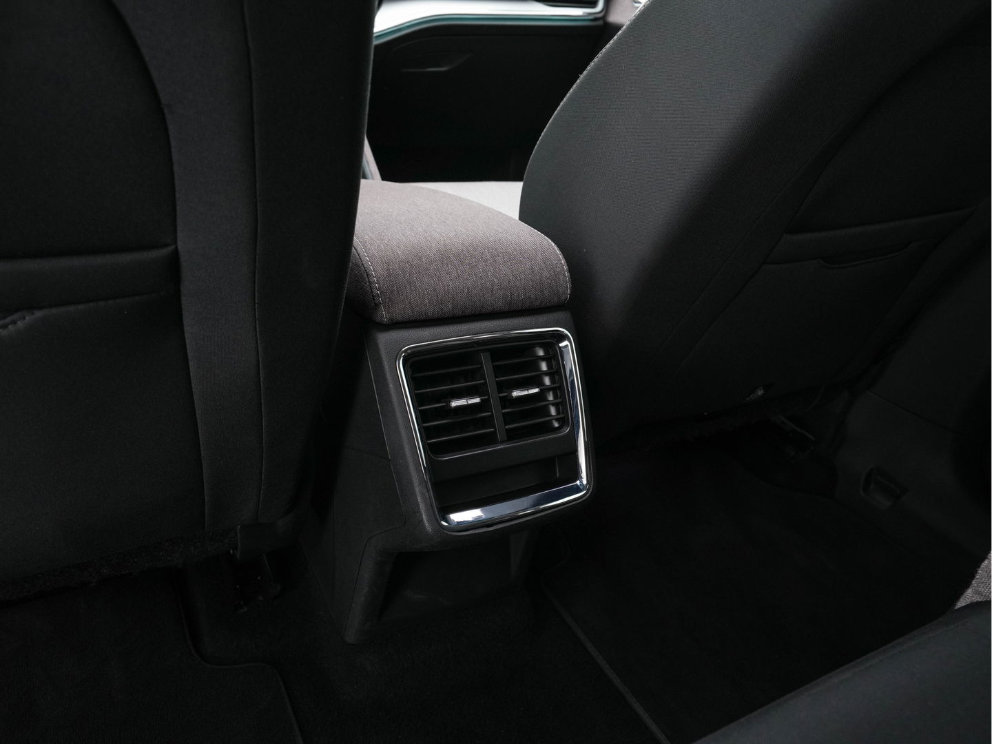 Škoda Enyaq iV 60 [ 3-Fase ] {SOH-87%} (INCL.BTW) *PANO | FULL-LED | DIGI-COCKPIT | CAMERA | KEYLESS | NAVI-FULLMAP | PRIVACY-GLASS | AMBIENT-LIGHT | ECC | PDC | CRUISE | 19''ALU | TOWBAR*