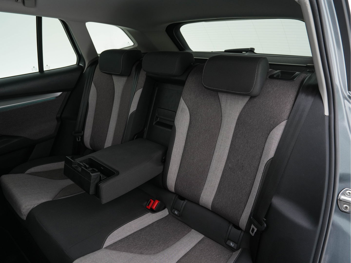 Škoda Enyaq iV 60 [ 3-Fase ] {SOH-87%} (INCL.BTW) *PANO | FULL-LED | DIGI-COCKPIT | CAMERA | KEYLESS | NAVI-FULLMAP | PRIVACY-GLASS | AMBIENT-LIGHT | ECC | PDC | CRUISE | 19''ALU | TOWBAR*