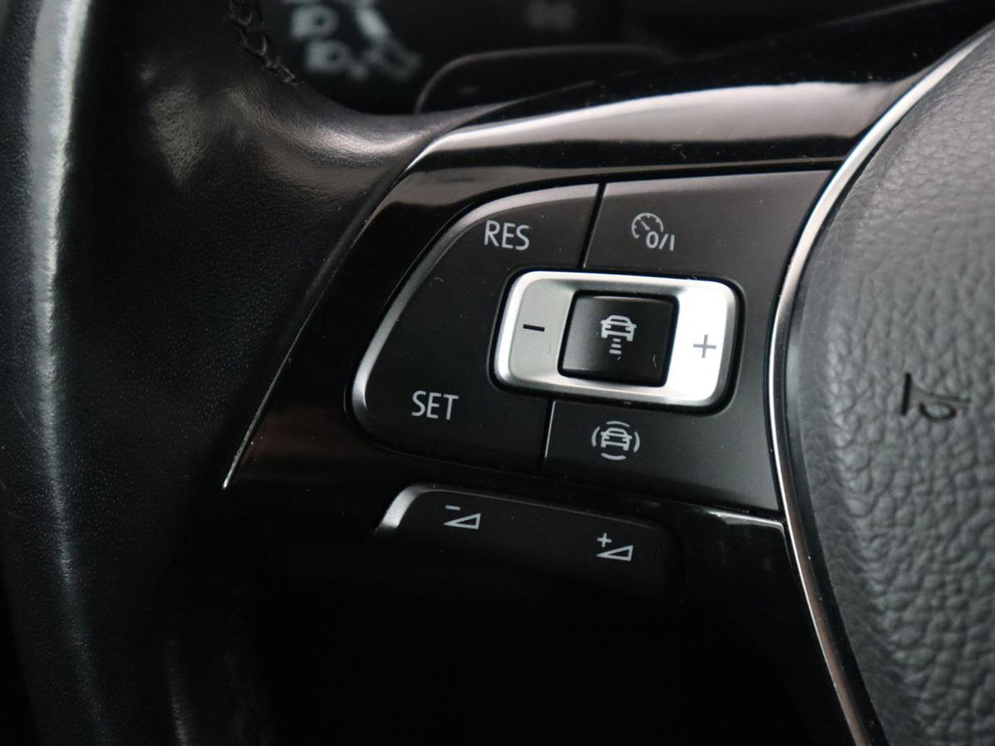 Volkswagen Tiguan Allspace 1.5 TSI R Line | Trekhaak | Camera | Full LED | Adaptive cruise | Virtual Cockpit | Park Assist | Carplay | Navigatie | Keyless | Climate control | 19'' lichtmetalen velgen