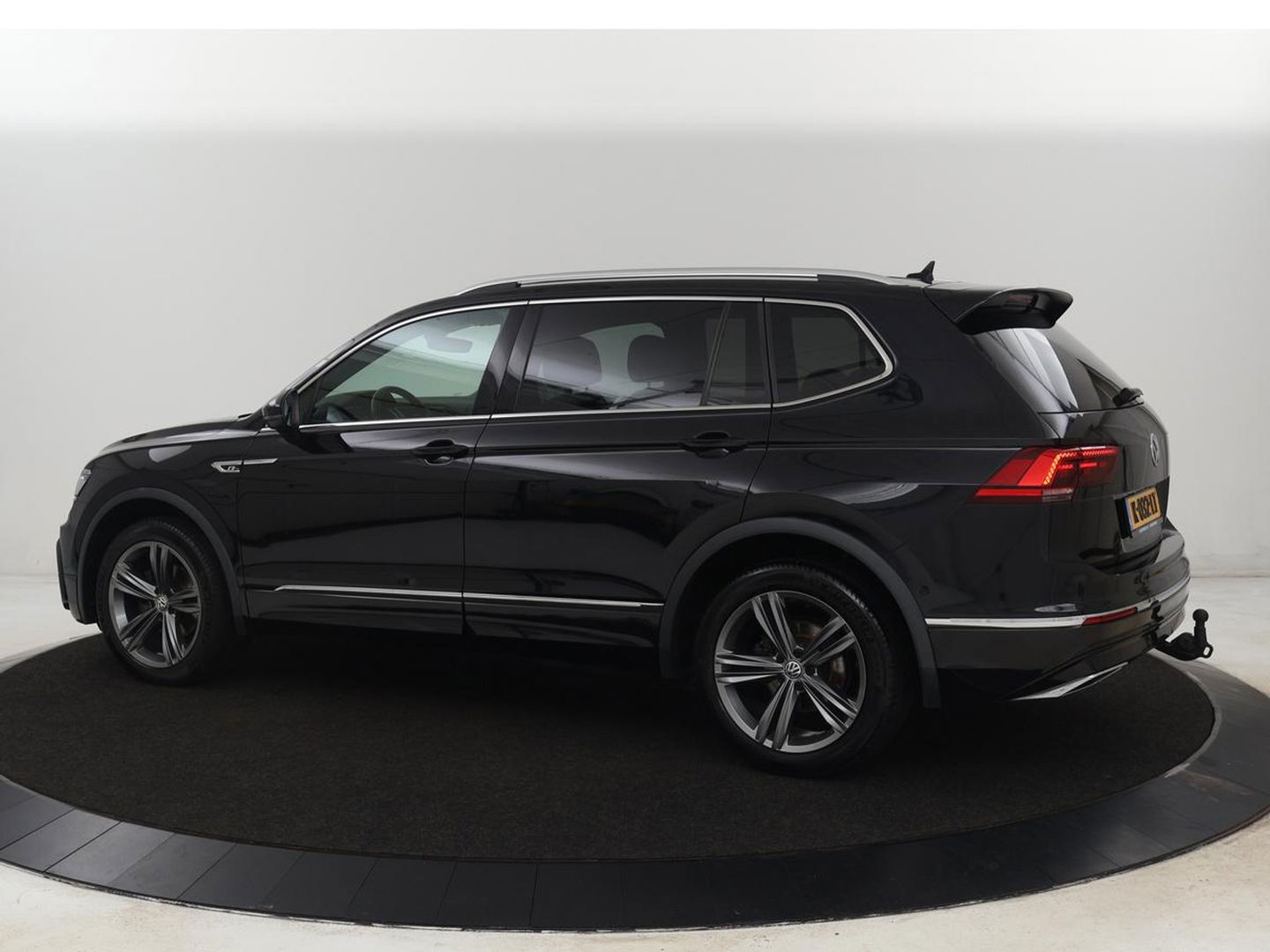 Volkswagen Tiguan Allspace 1.5 TSI R Line | Trekhaak | Camera | Full LED | Adaptive cruise | Virtual Cockpit | Park Assist | Carplay | Navigatie | Keyless | Climate control | 19'' lichtmetalen velgen