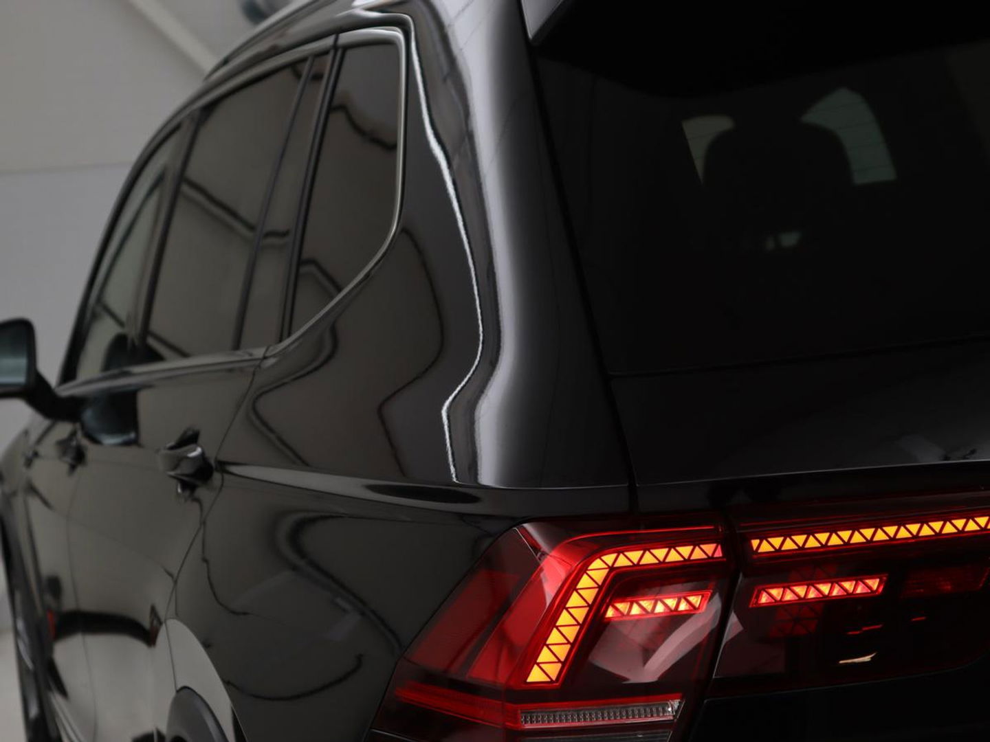 Volkswagen Tiguan Allspace 1.5 TSI R Line | Trekhaak | Camera | Full LED | Adaptive cruise | Virtual Cockpit | Park Assist | Carplay | Navigatie | Keyless | Climate control | 19'' lichtmetalen velgen