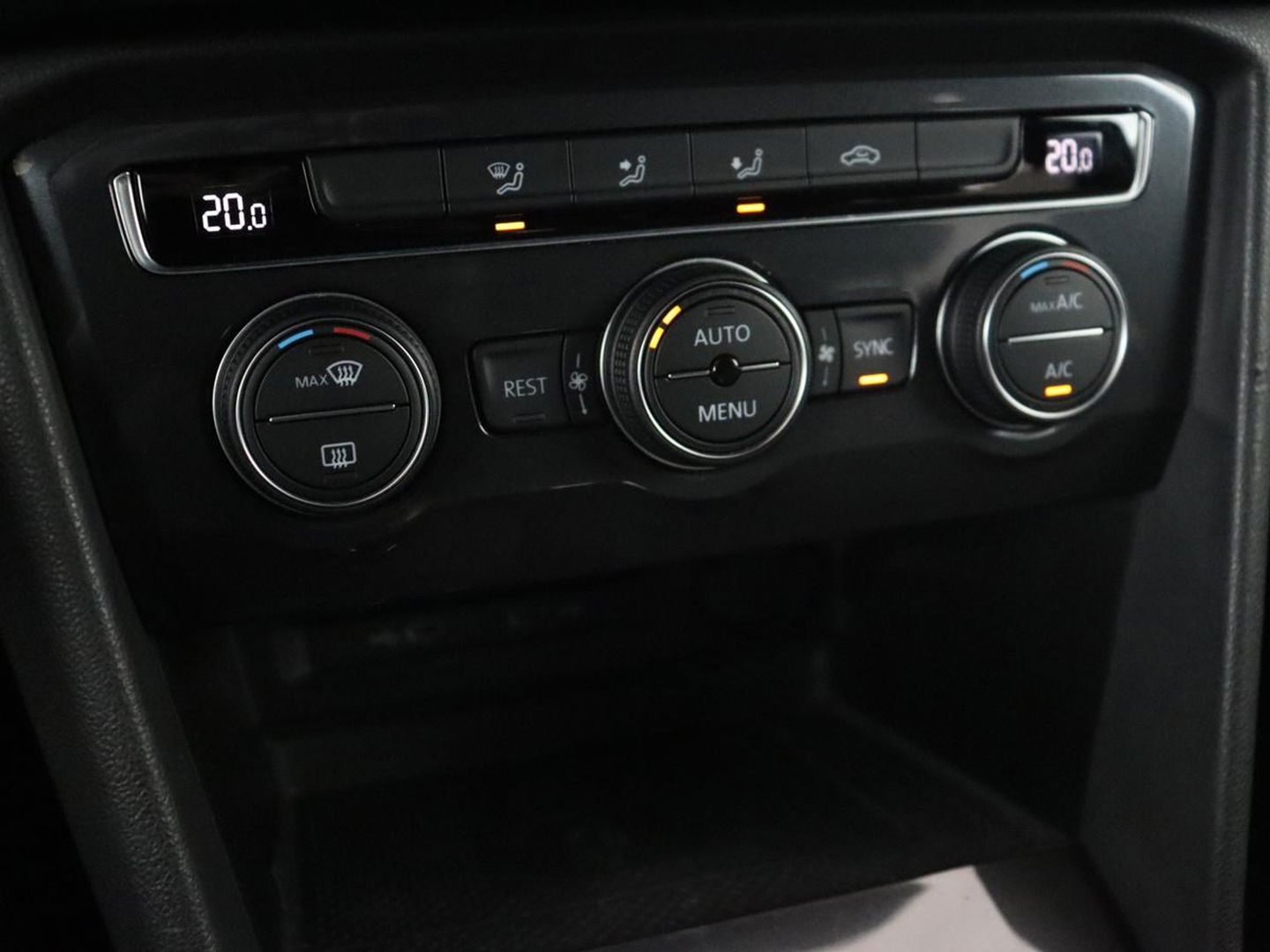 Volkswagen Tiguan Allspace 1.5 TSI R Line | Trekhaak | Camera | Full LED | Adaptive cruise | Virtual Cockpit | Park Assist | Carplay | Navigatie | Keyless | Climate control | 19'' lichtmetalen velgen