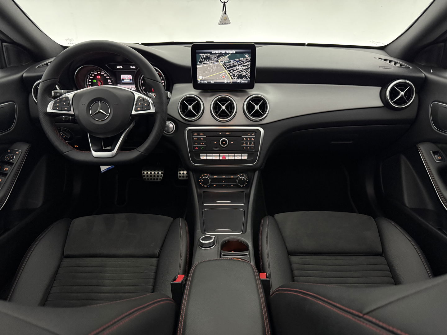 Mercedes-Benz CLA-Klasse 180 AMG Night Upgrade | Pano | Camera | LED | Cruise | Navi | Stoelverw. | NAP