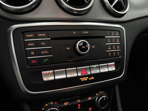 Mercedes-Benz CLA-Klasse 180 AMG Night Upgrade | Pano | Camera | LED | Cruise | Navi | Stoelverw. | NAP