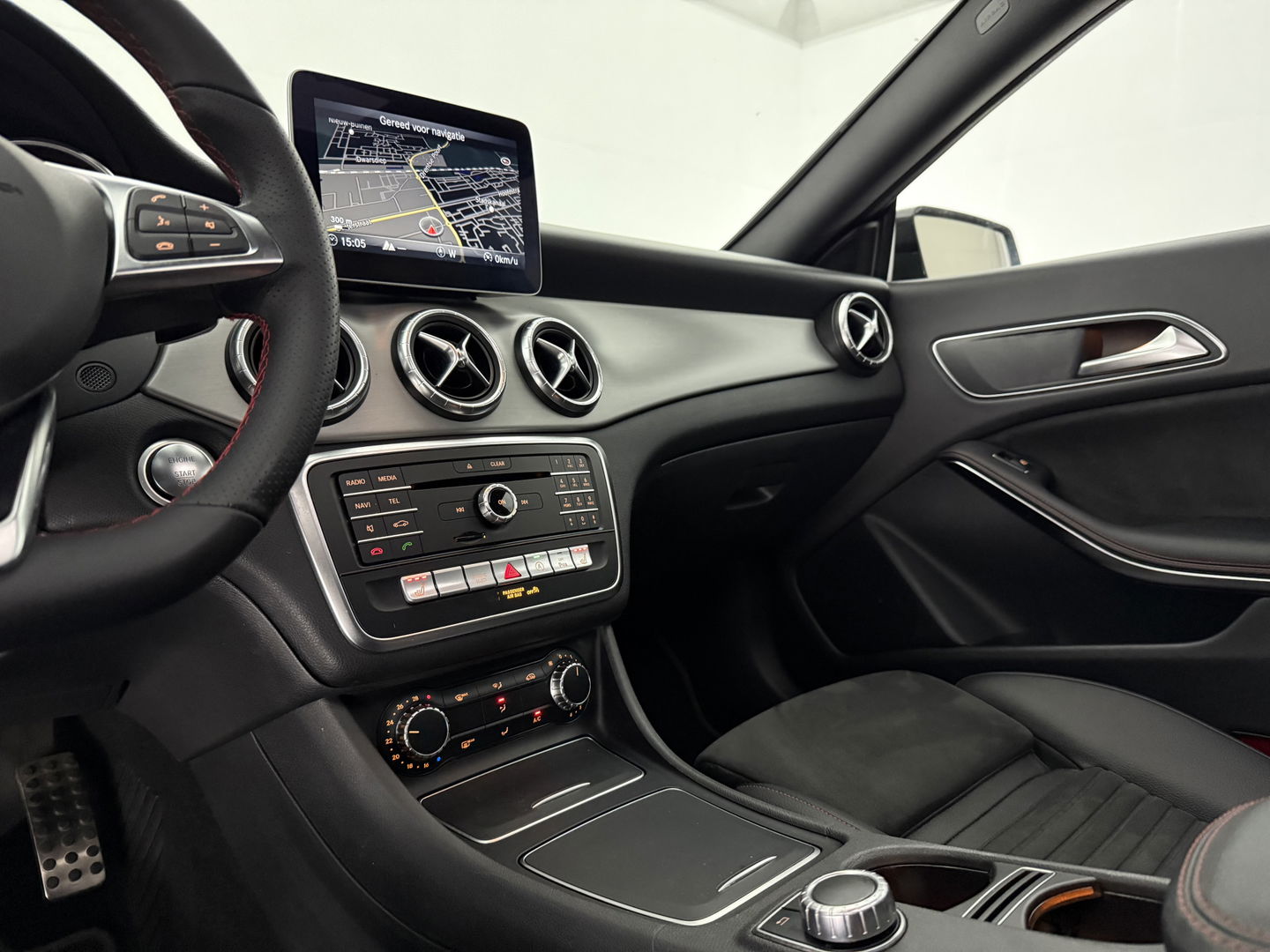 Mercedes-Benz CLA-Klasse 180 AMG Night Upgrade | Pano | Camera | LED | Cruise | Navi | Stoelverw. | NAP