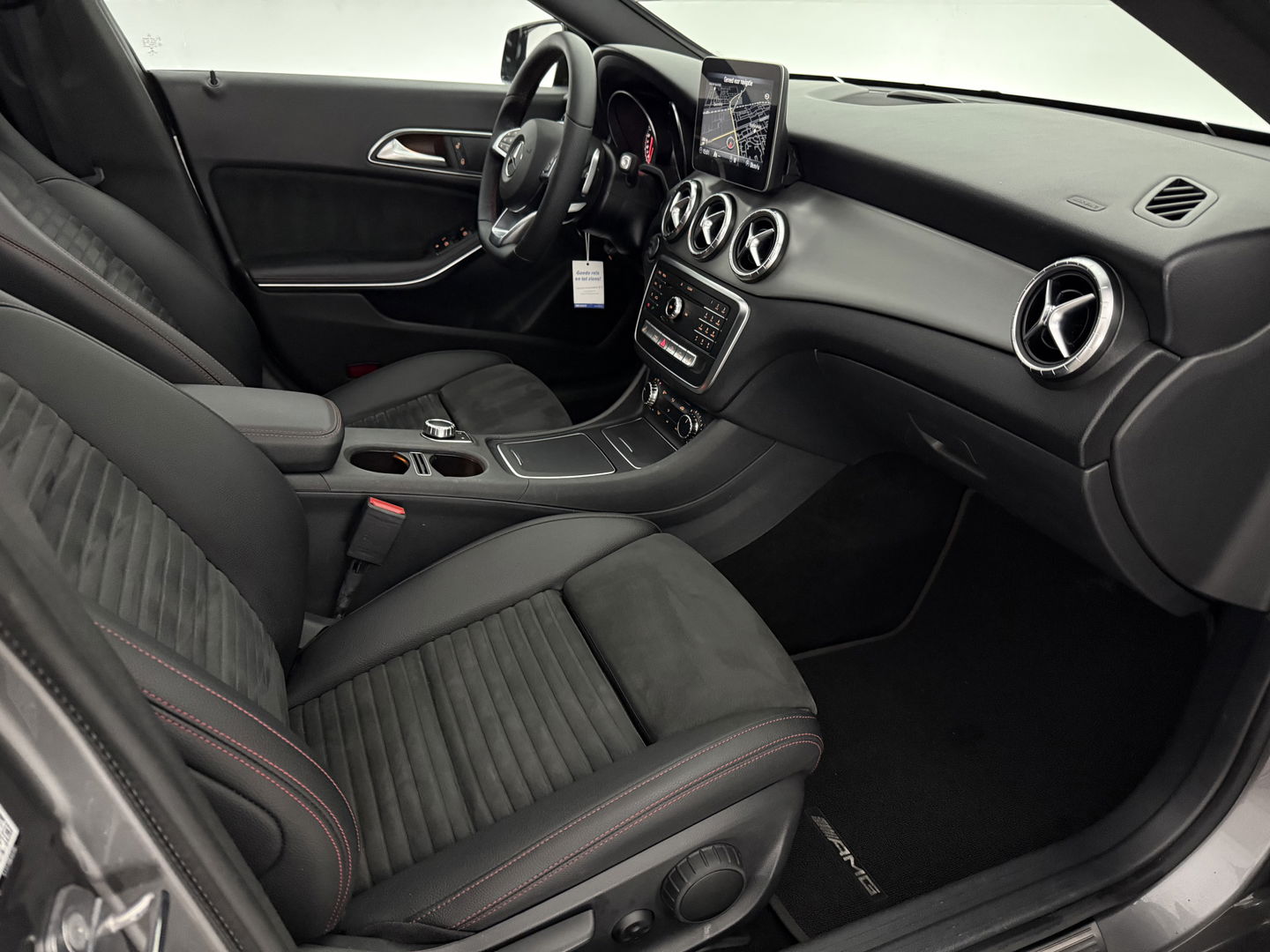 Mercedes-Benz CLA-Klasse 180 AMG Night Upgrade | Pano | Camera | LED | Cruise | Navi | Stoelverw. | NAP