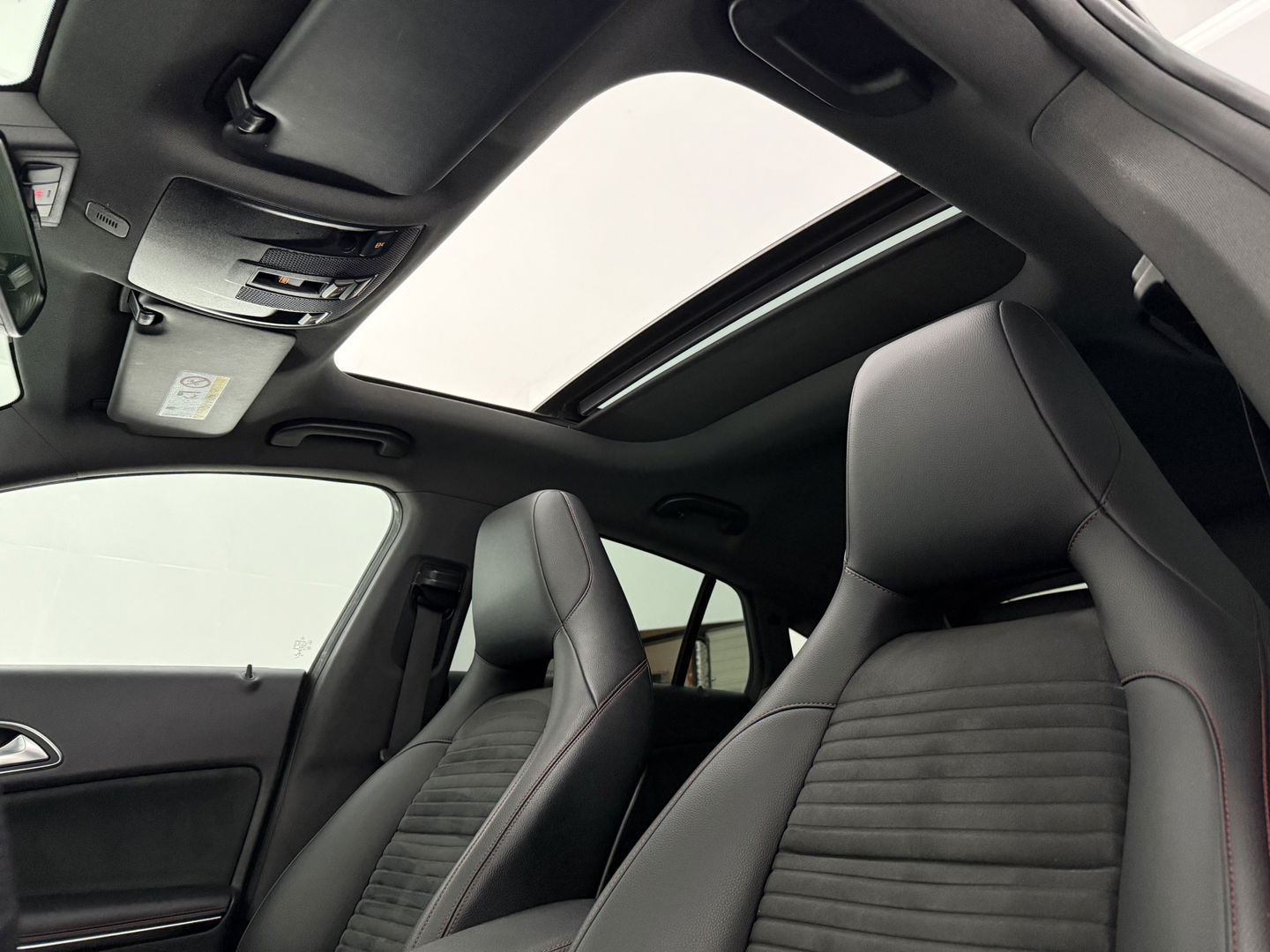 Mercedes-Benz CLA-Klasse 180 AMG Night Upgrade | Pano | Camera | LED | Cruise | Navi | Stoelverw. | NAP