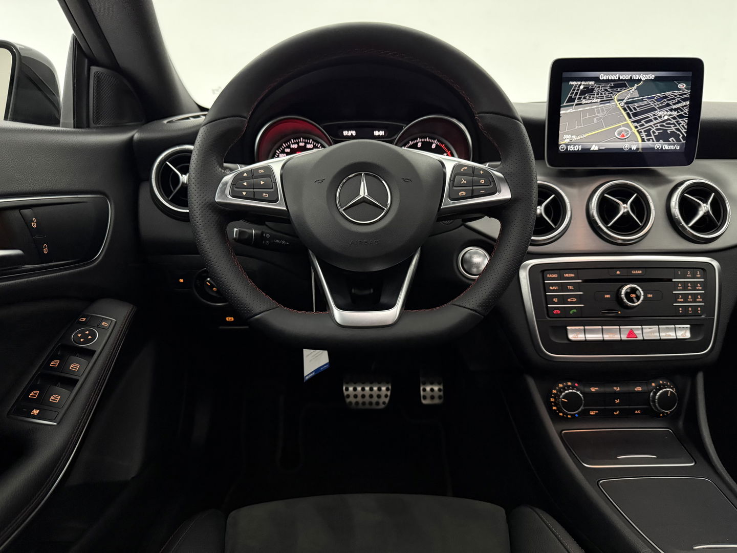 Mercedes-Benz CLA-Klasse 180 AMG Night Upgrade | Pano | Camera | LED | Cruise | Navi | Stoelverw. | NAP