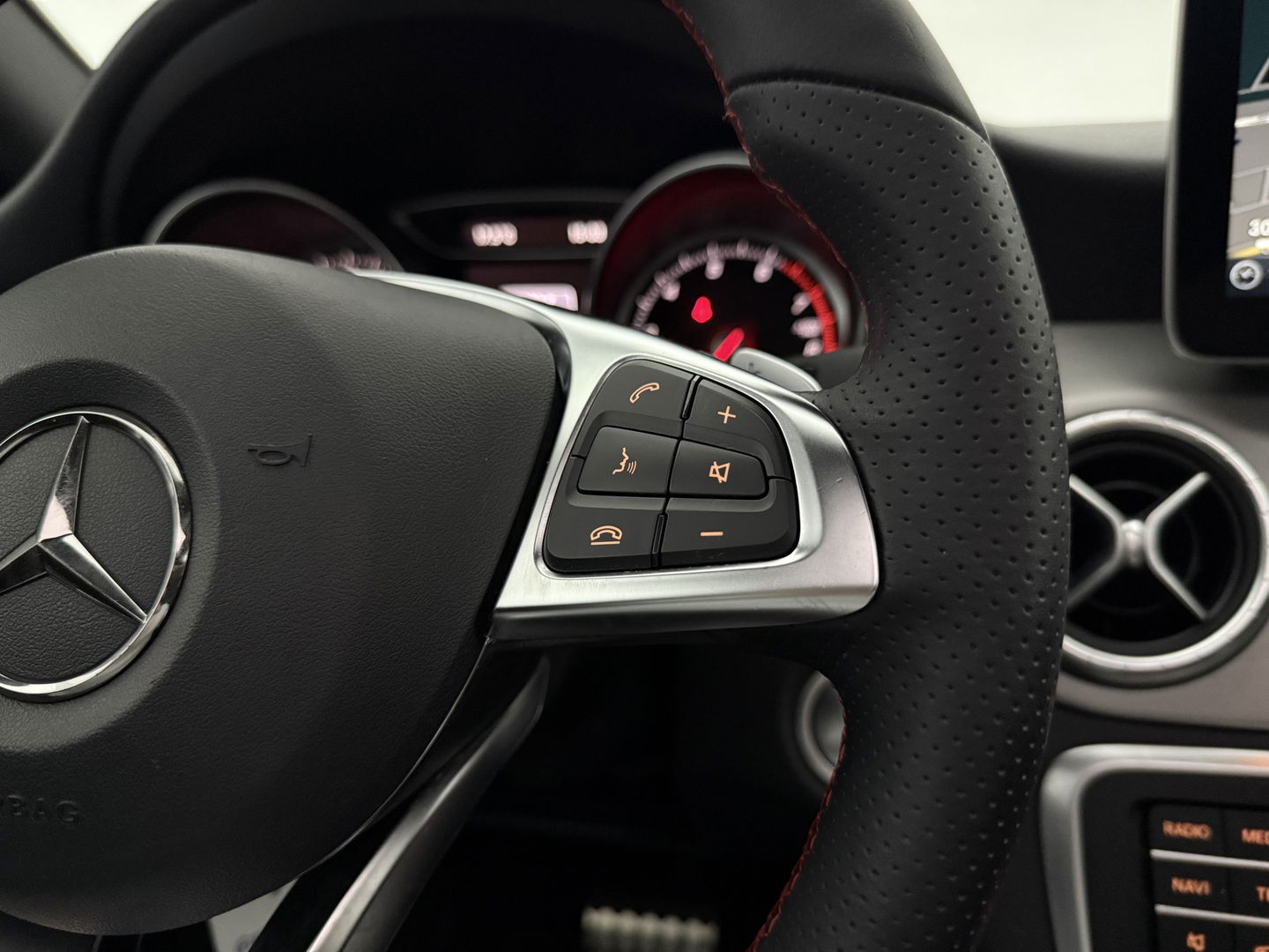 Mercedes-Benz CLA-Klasse 180 AMG Night Upgrade | Pano | Camera | LED | Cruise | Navi | Stoelverw. | NAP