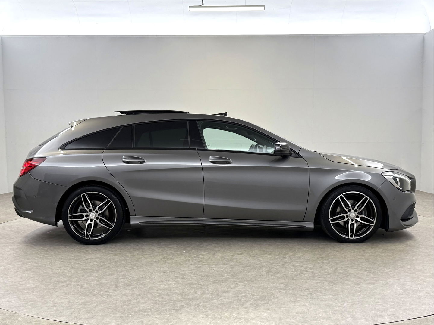 Mercedes-Benz CLA-Klasse 180 AMG Night Upgrade | Pano | Camera | LED | Cruise | Navi | Stoelverw. | NAP