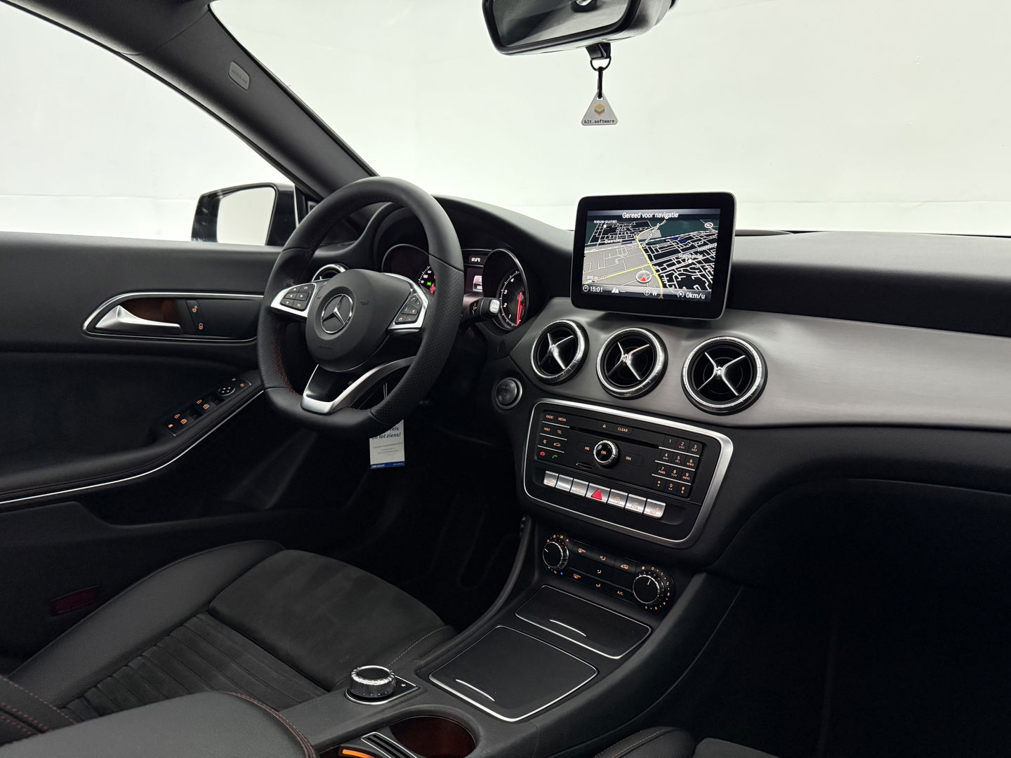 Mercedes-Benz CLA-Klasse 180 AMG Night Upgrade | Pano | Camera | LED | Cruise | Navi | Stoelverw. | NAP
