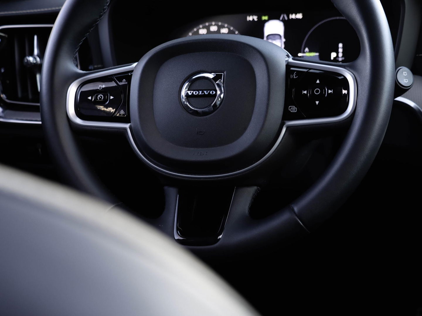 Volvo V60 T8 AWD Plus Dark 455pk 360 Cam PanoDak Harman Kardon Trekhaak