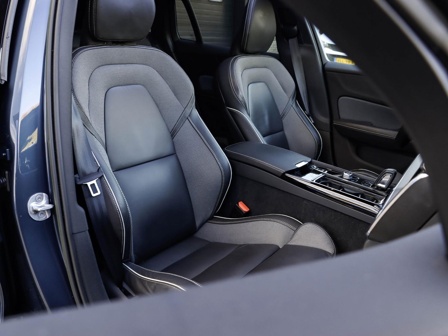 Volvo V60 T8 AWD Plus Dark 455pk 360 Cam PanoDak Harman Kardon Trekhaak