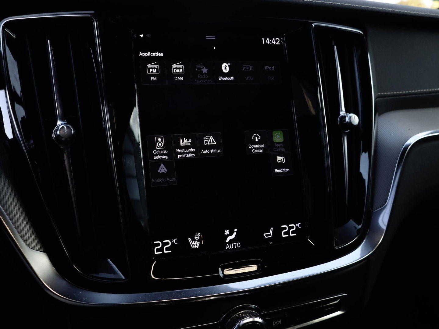 Volvo V60 T8 AWD Plus Dark 455pk 360 Cam PanoDak Harman Kardon Trekhaak