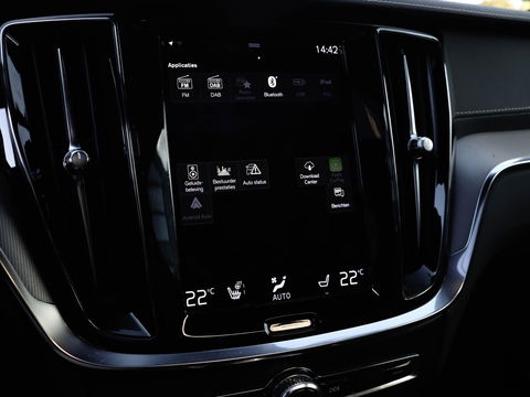 Volvo V60 T8 AWD Plus Dark 455pk 360 Cam PanoDak Harman Kardon Trekhaak