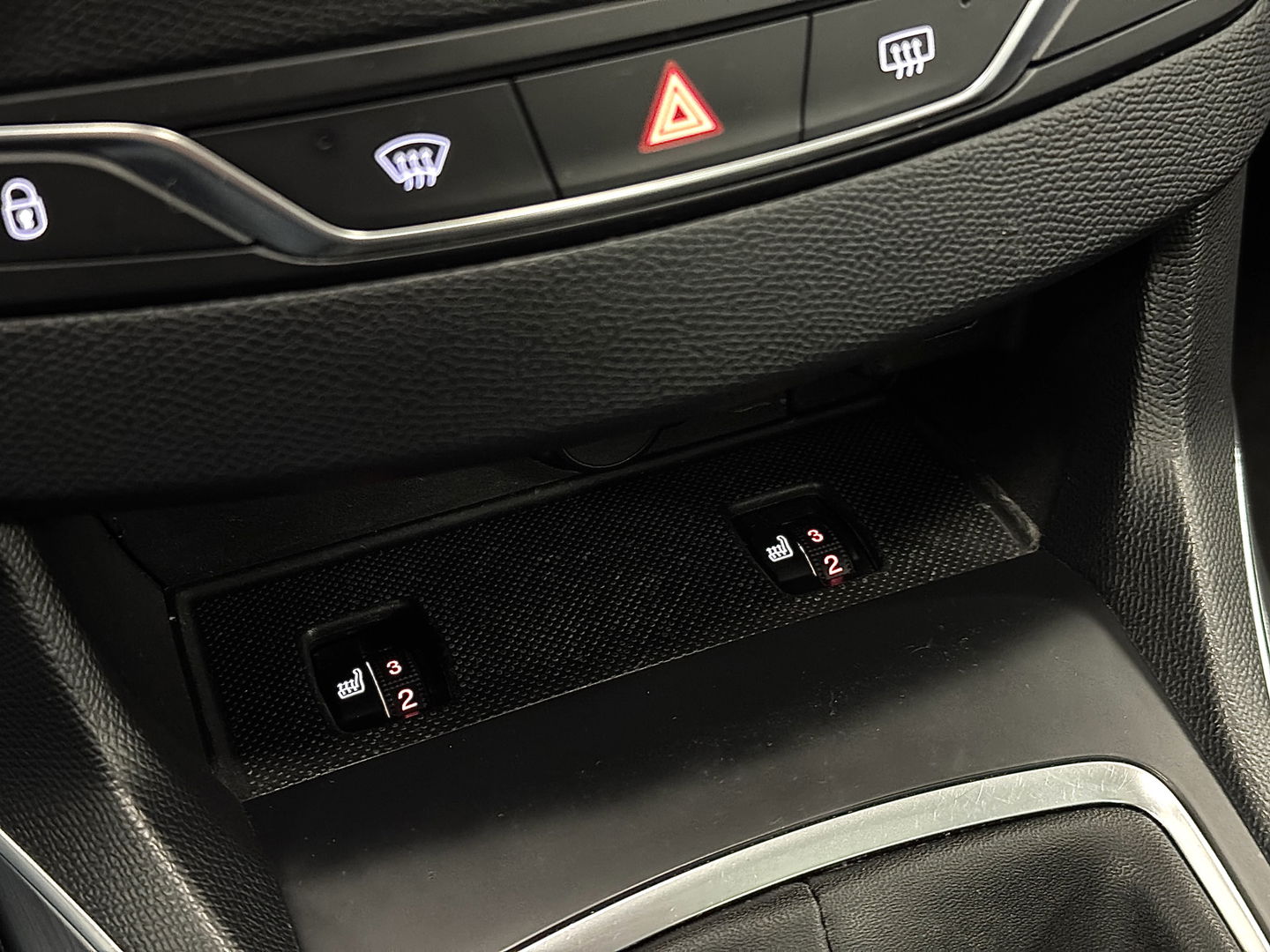 Peugeot 308 1.6 BlueHDi Blue Lease Premium | Apple Carplay | Android Auto | Navigatie | Massage Stoelen | Panoramadak | Afneembare Trekhaak | Camera | Stoelverwarming | LED | DAB |