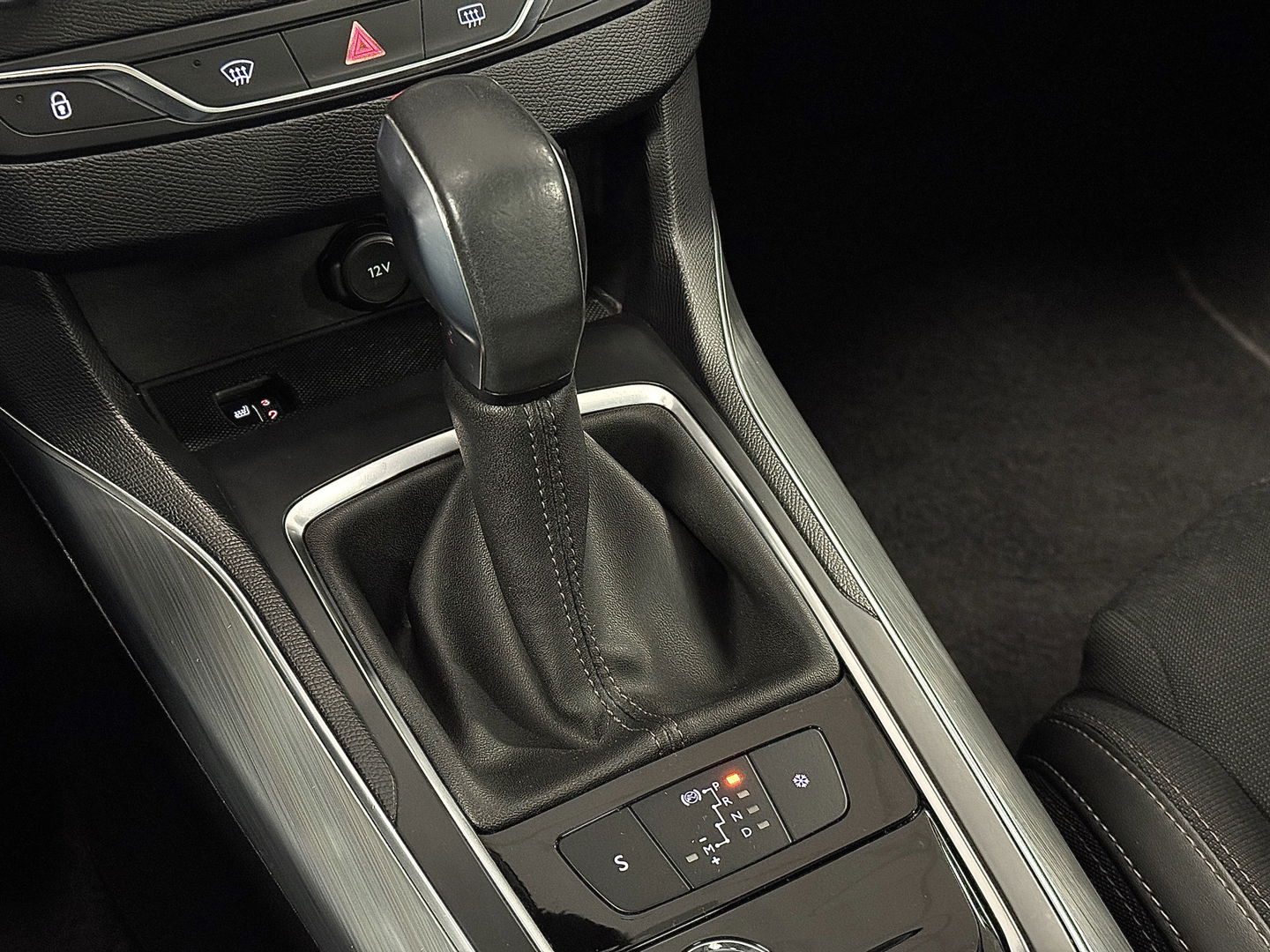 Peugeot 308 1.6 BlueHDi Blue Lease Premium | Apple Carplay | Android Auto | Navigatie | Massage Stoelen | Panoramadak | Afneembare Trekhaak | Camera | Stoelverwarming | LED | DAB |