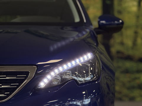 Peugeot 308 1.6 BlueHDi Blue Lease Premium | Apple Carplay | Android Auto | Navigatie | Massage Stoelen | Panoramadak | Afneembare Trekhaak | Camera | Stoelverwarming | LED | DAB |