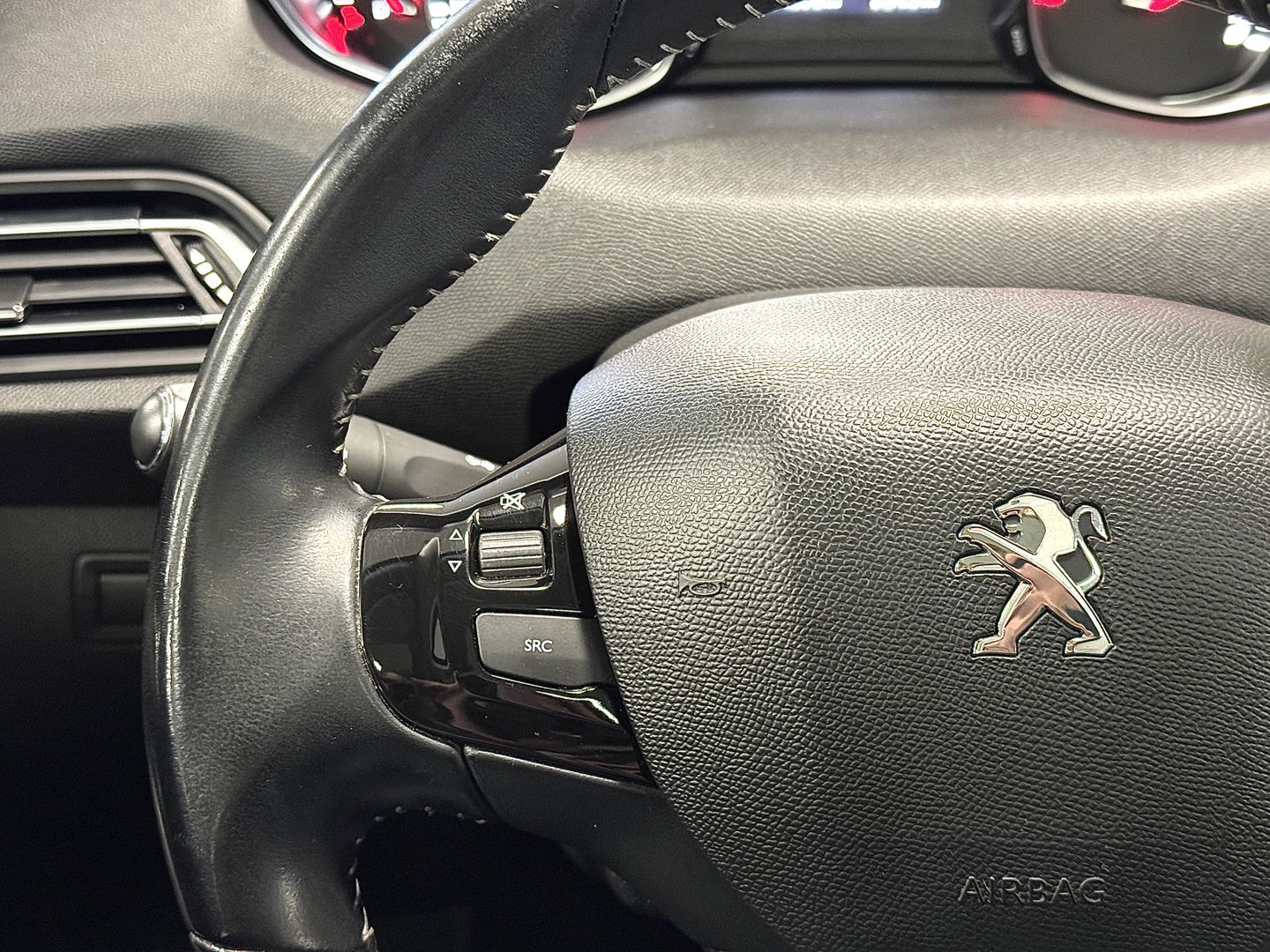 Peugeot 308 1.6 BlueHDi Blue Lease Premium | Apple Carplay | Android Auto | Navigatie | Massage Stoelen | Panoramadak | Afneembare Trekhaak | Camera | Stoelverwarming | LED | DAB |