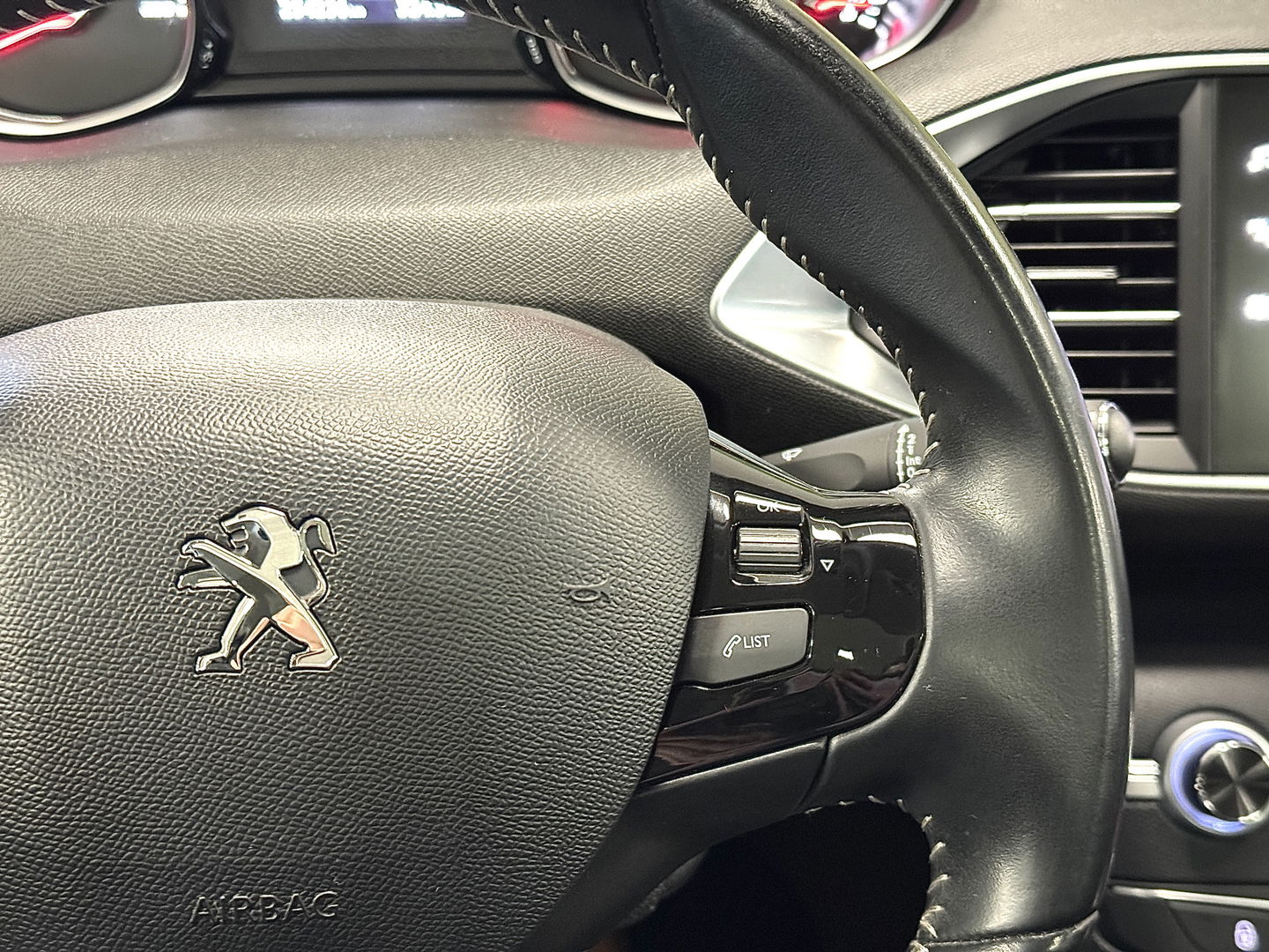 Peugeot 308 1.6 BlueHDi Blue Lease Premium | Apple Carplay | Android Auto | Navigatie | Massage Stoelen | Panoramadak | Afneembare Trekhaak | Camera | Stoelverwarming | LED | DAB |