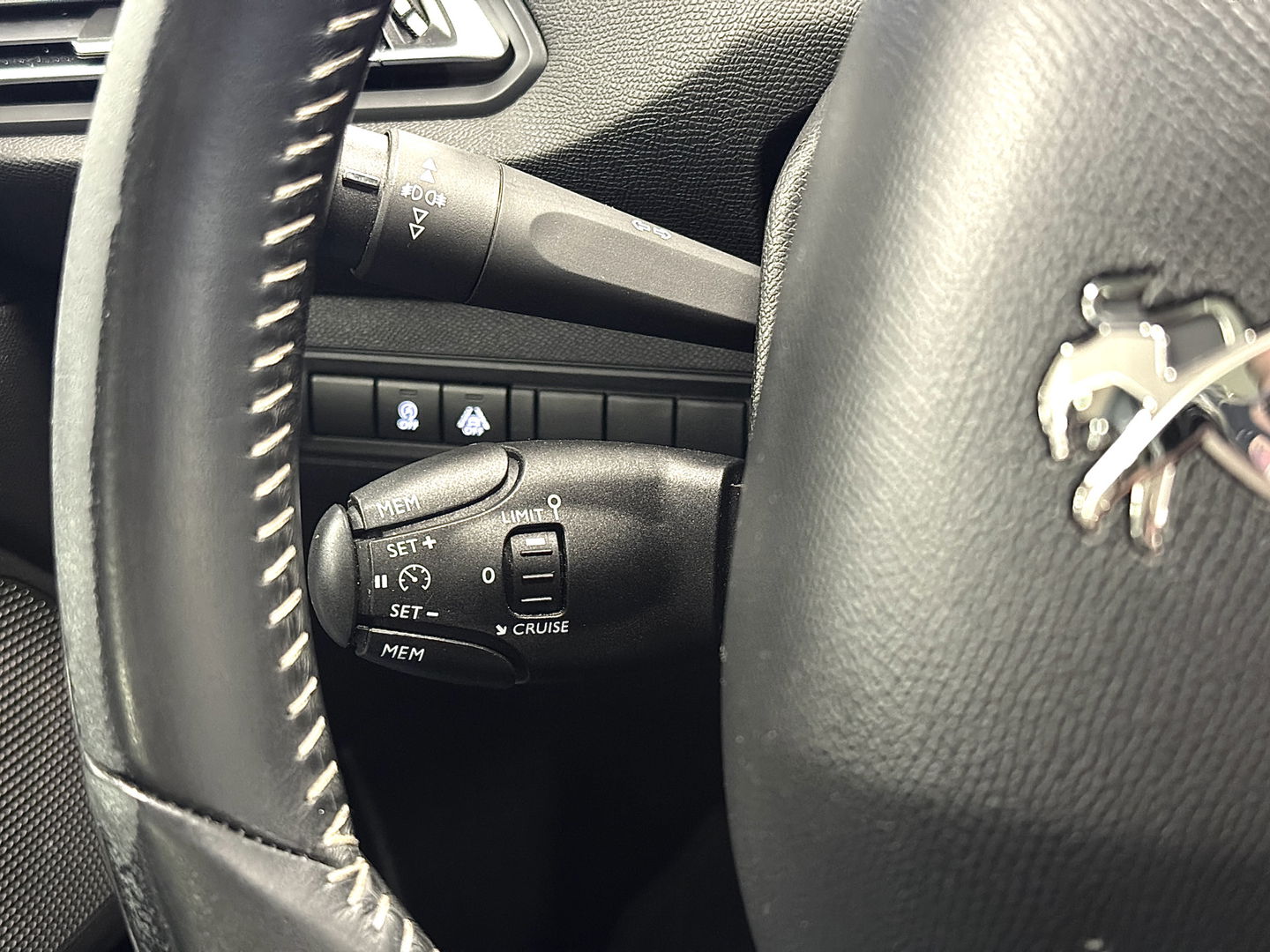 Peugeot 308 1.6 BlueHDi Blue Lease Premium | Apple Carplay | Android Auto | Navigatie | Massage Stoelen | Panoramadak | Afneembare Trekhaak | Camera | Stoelverwarming | LED | DAB |