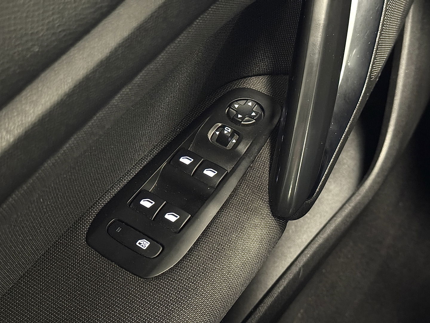 Peugeot 308 1.6 BlueHDi Blue Lease Premium | Apple Carplay | Android Auto | Navigatie | Massage Stoelen | Panoramadak | Afneembare Trekhaak | Camera | Stoelverwarming | LED | DAB |