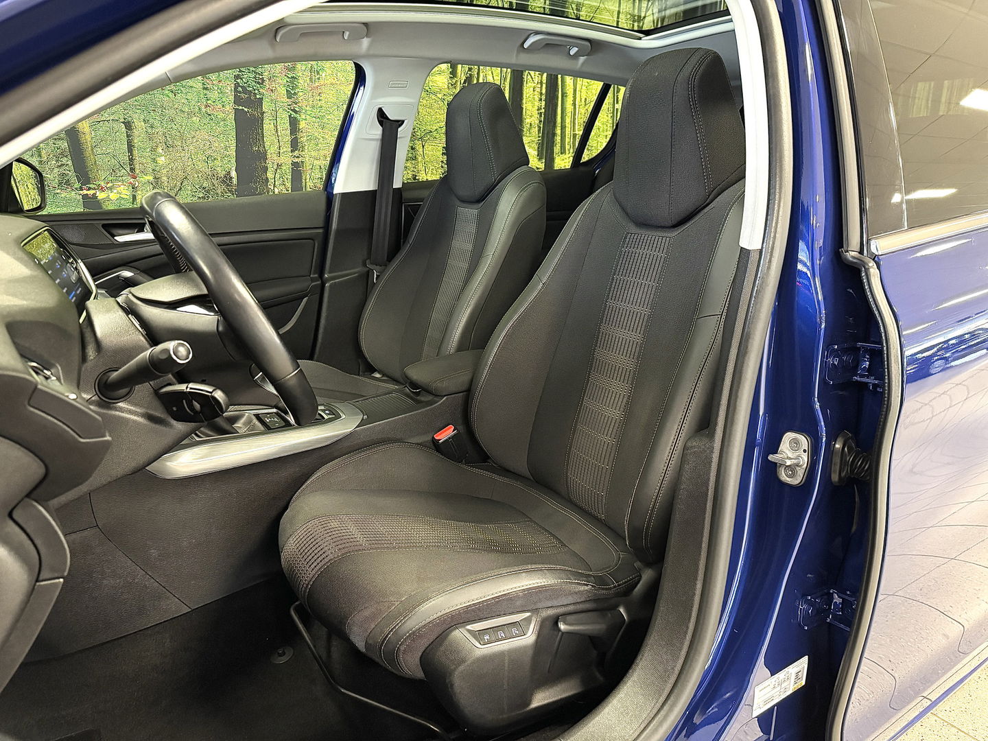 Peugeot 308 1.6 BlueHDi Blue Lease Premium | Apple Carplay | Android Auto | Navigatie | Massage Stoelen | Panoramadak | Afneembare Trekhaak | Camera | Stoelverwarming | LED | DAB |