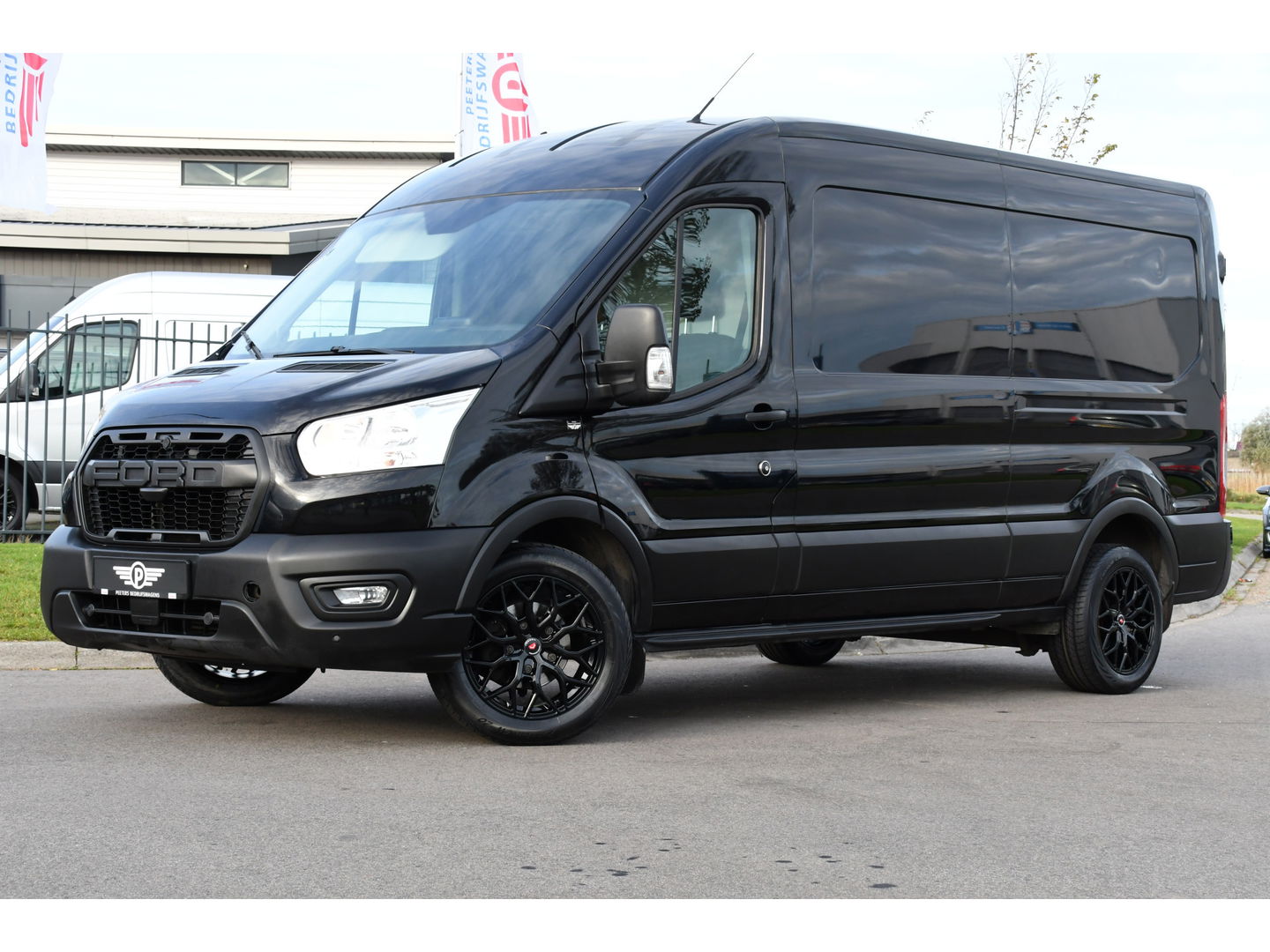 Ford Transit 350 2.0 TDCI L3H2 Black Edition Cruise, Camera, Carplay, 130pk, Trekhaak, Multimedia, NAVI Uniek!