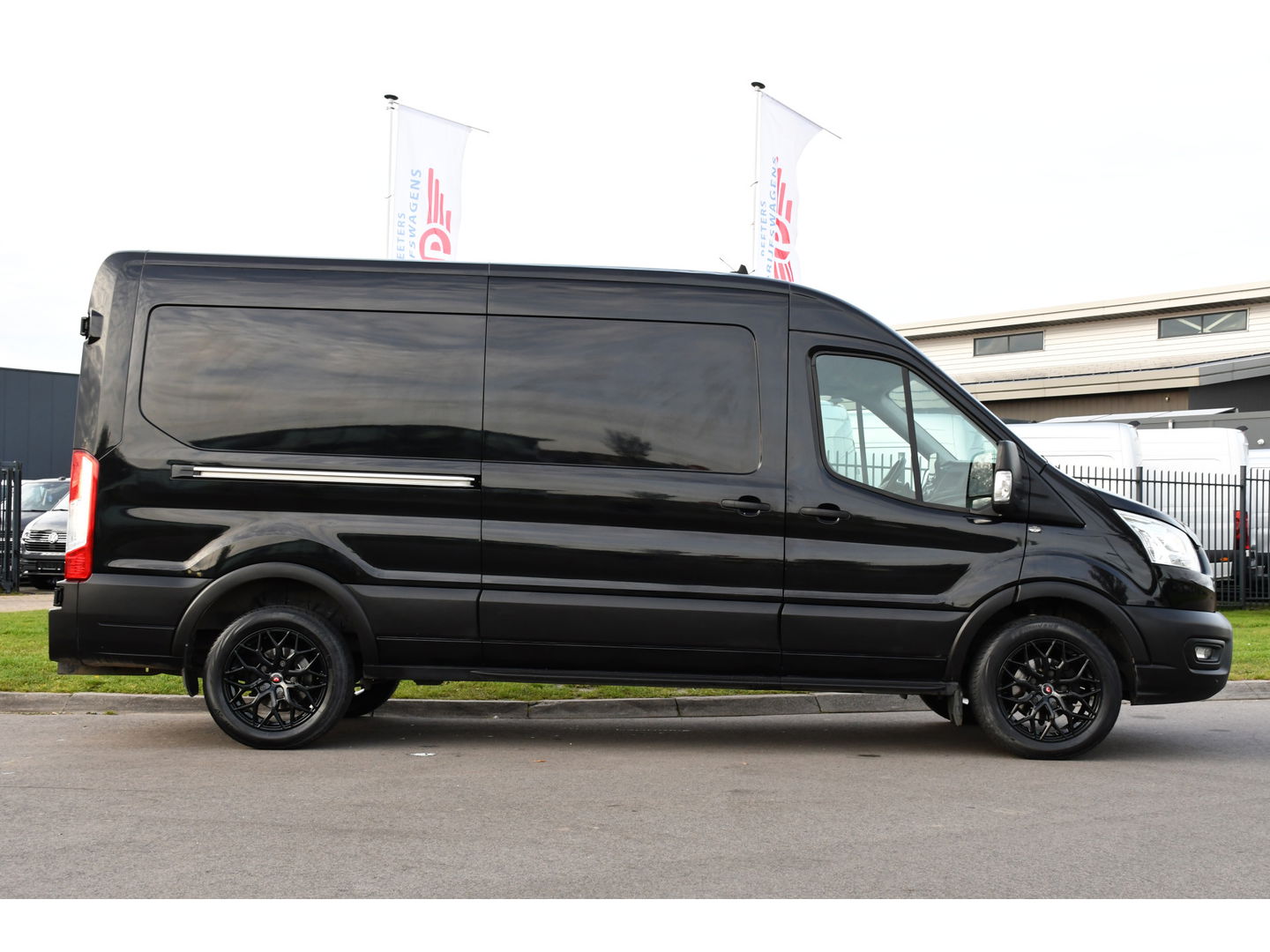 Ford Transit 350 2.0 TDCI L3H2 Black Edition Cruise, Camera, Carplay, 130pk, Trekhaak, Multimedia, NAVI Uniek!