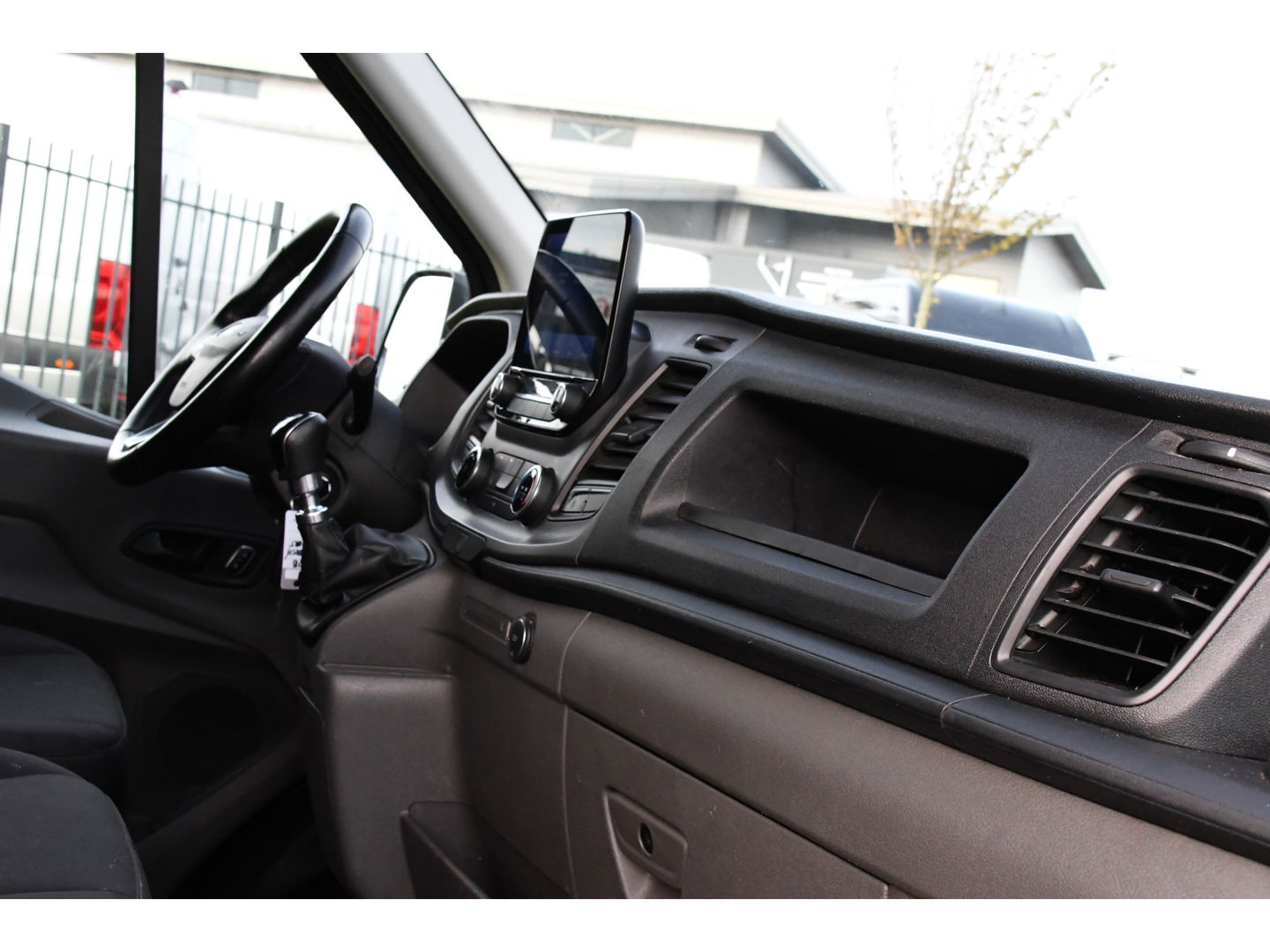 Ford Transit 350 2.0 TDCI L3H2 Black Edition Cruise, Camera, Carplay, 130pk, Trekhaak, Multimedia, NAVI Uniek!