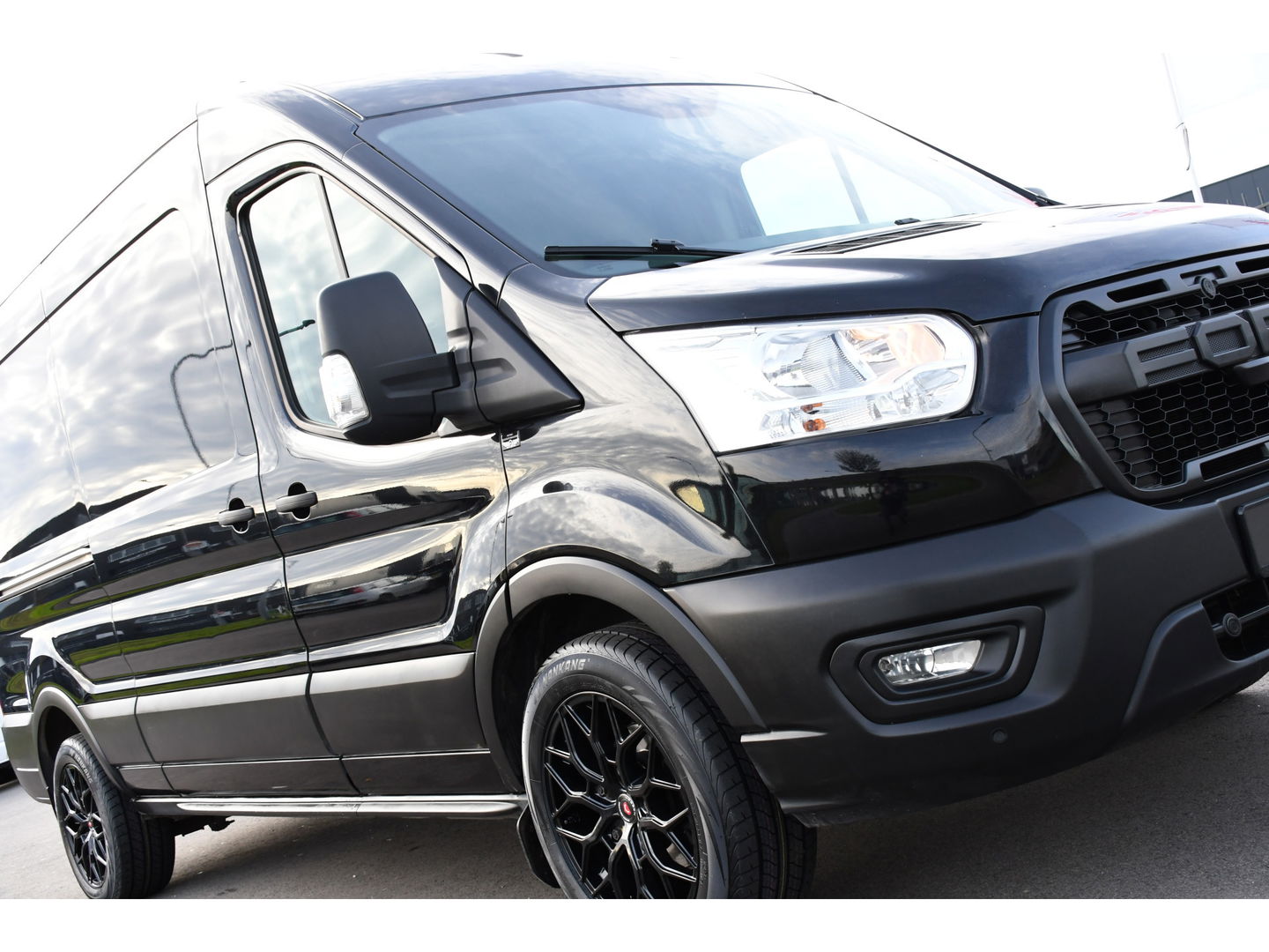 Ford Transit 350 2.0 TDCI L3H2 Black Edition Cruise, Camera, Carplay, 130pk, Trekhaak, Multimedia, NAVI Uniek!