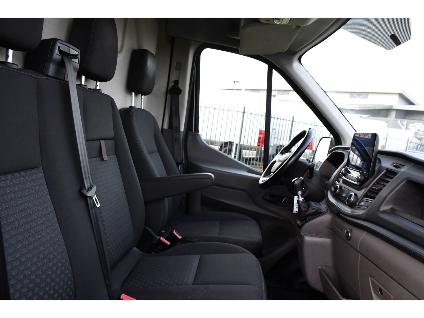 Ford Transit 350 2.0 TDCI L3H2 Black Edition Cruise, Camera, Carplay, 130pk, Trekhaak, Multimedia, NAVI Uniek!