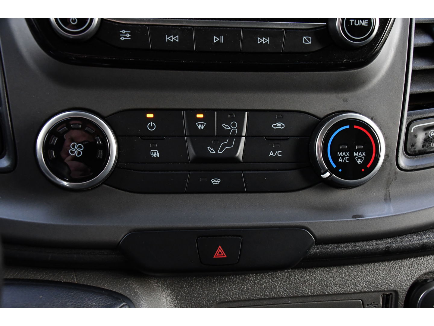 Ford Transit 350 2.0 TDCI L3H2 Black Edition Cruise, Camera, Carplay, 130pk, Trekhaak, Multimedia, NAVI Uniek!