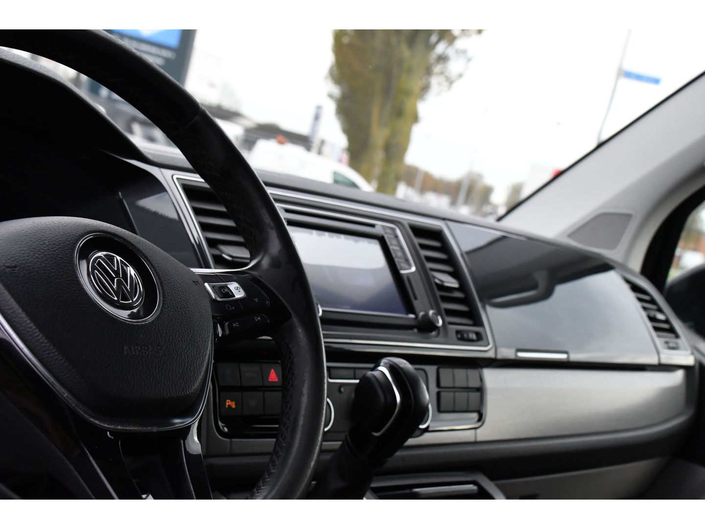 Volkswagen Transporter 2.0 TDI L2H1 Black Edition Highline Adaptieve Cruise, Camera, Carplay, Leder, Trekhaak, Sensoren, 150pk, Automaat, Uniek!