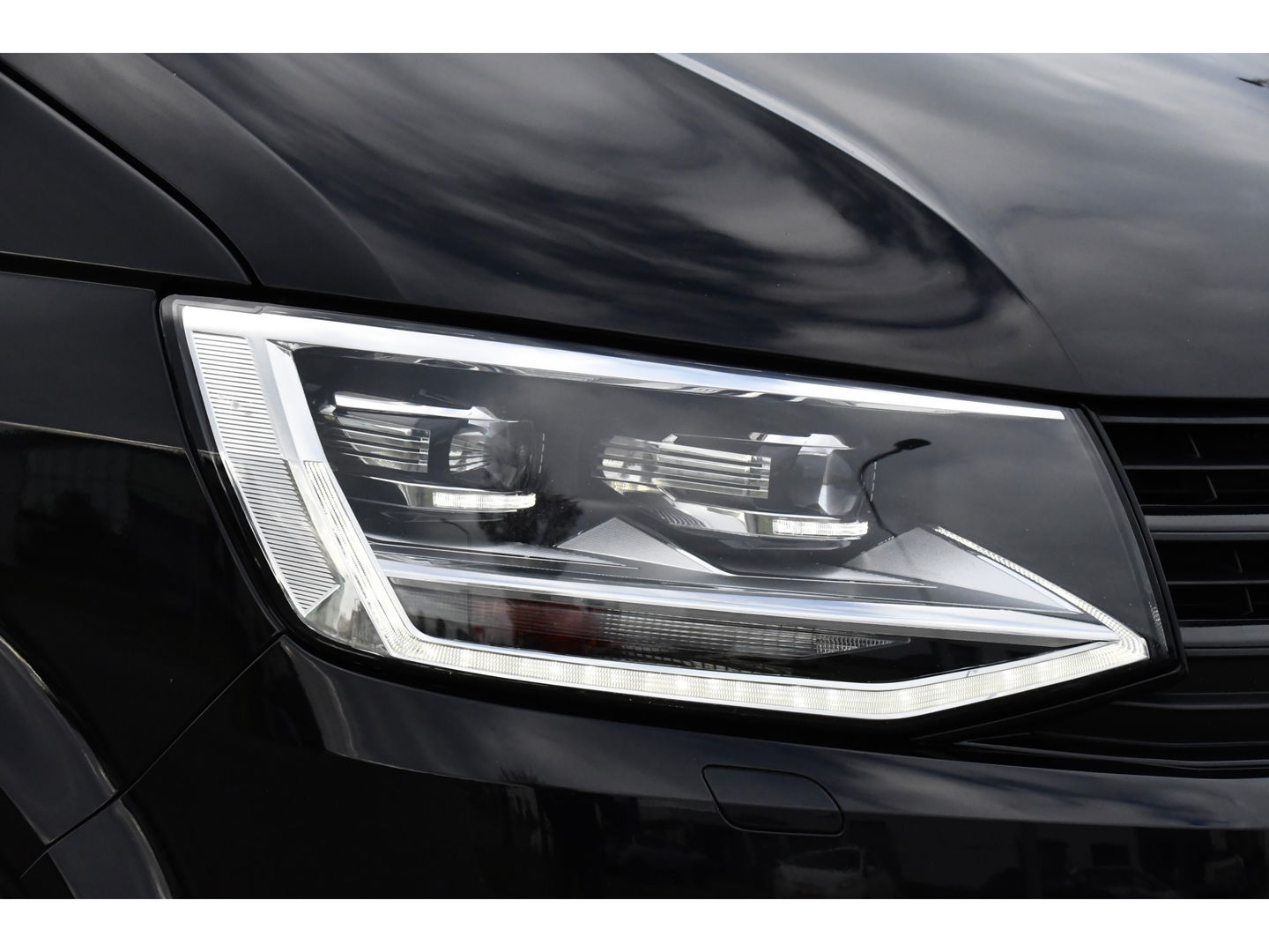 Volkswagen Transporter 2.0 TDI L2H1 Black Edition Highline Adaptieve Cruise, Camera, Carplay, Leder, Trekhaak, Sensoren, 150pk, Automaat, Uniek!