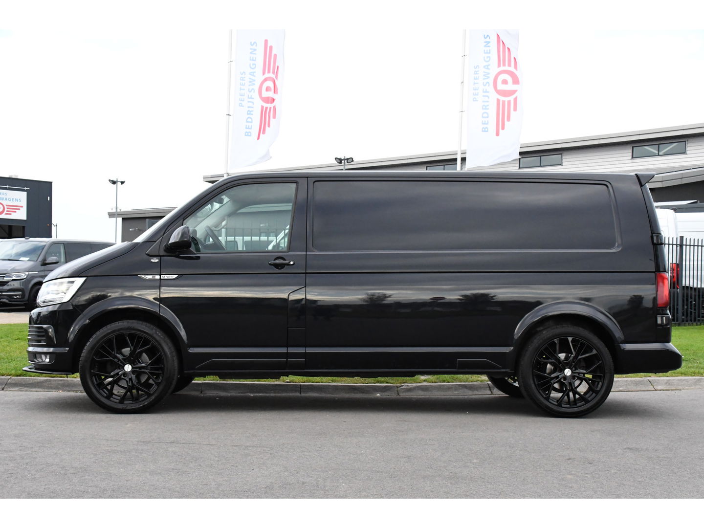 Volkswagen Transporter 2.0 TDI L2H1 Black Edition Highline Adaptieve Cruise, Camera, Carplay, Leder, Trekhaak, Sensoren, 150pk, Automaat, Uniek!
