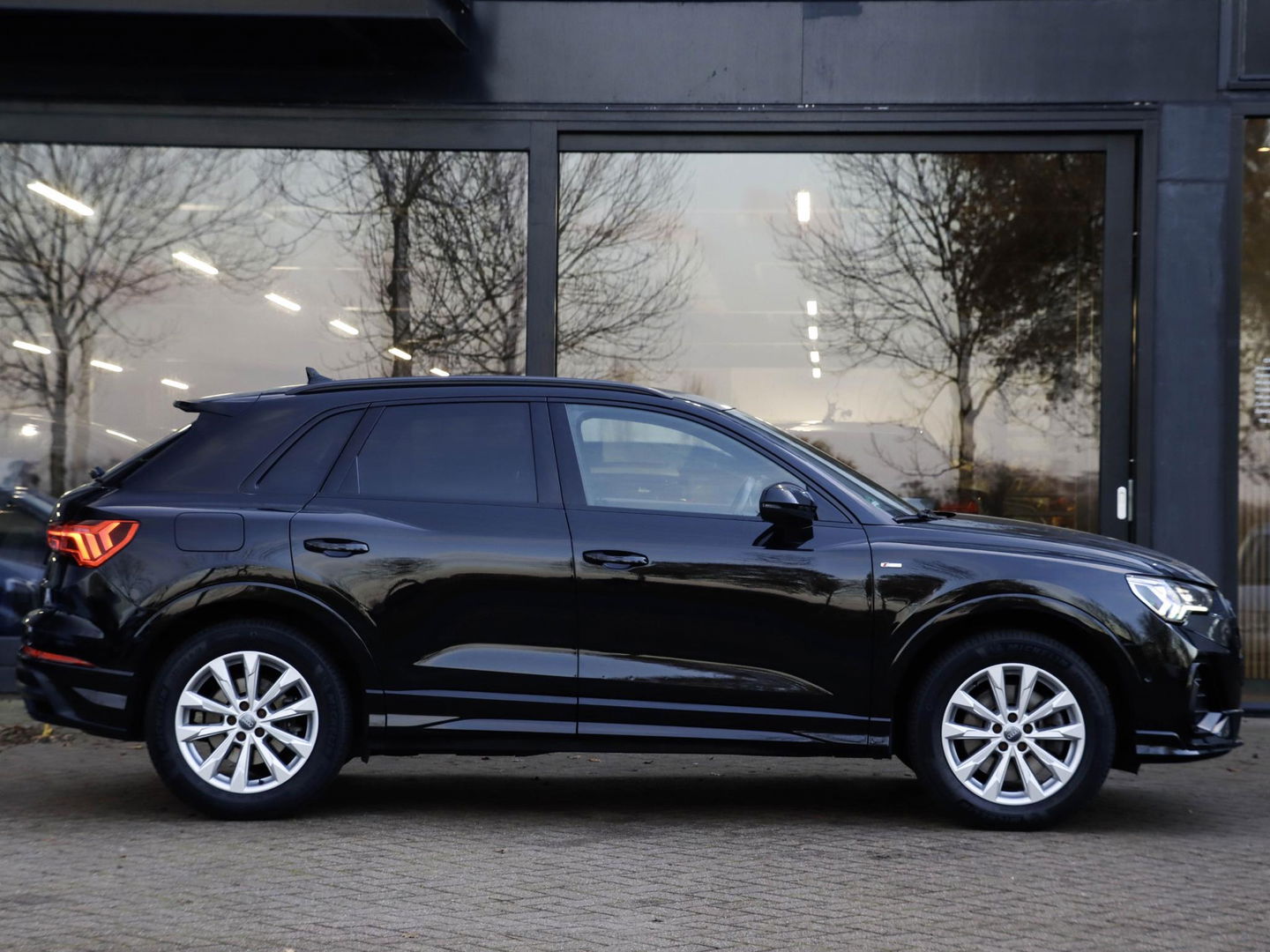 Audi Q3 40 TFSI 190pk Quattro Aut. S line Trekhaak wegkl. Sfeerverl. Virtual Cockpit