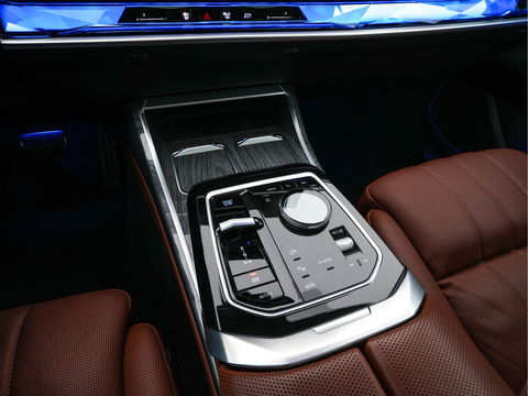 BMW i7 eDrive50 106 kWh M-Sportpack [ 3-Fase ] {SOH-97%} (INCL.BTW) *PANO | HEAD-UP | LUXURY-LEATHER | FULL-LED | BLIND-SPOT | BOWERS&WILKINS | MEMORY-PACK | TOP-VIEW | VENTILATED/HEATED-COMFORTSEATS | SOFT-CLOSE | WIDE-SREEN-DIGICOCKPIT | KEYLESS