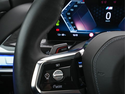 BMW i7 eDrive50 106 kWh M-Sportpack [ 3-Fase ] {SOH-97%} (INCL.BTW) *PANO | HEAD-UP | LUXURY-LEATHER | FULL-LED | BLIND-SPOT | BOWERS&WILKINS | MEMORY-PACK | TOP-VIEW | VENTILATED/HEATED-COMFORTSEATS | SOFT-CLOSE | WIDE-SREEN-DIGICOCKPIT | KEYLESS