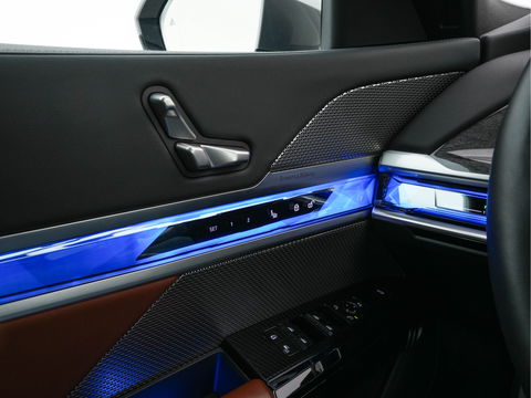 BMW i7 eDrive50 106 kWh M-Sportpack [ 3-Fase ] {SOH-97%} (INCL.BTW) *PANO | HEAD-UP | LUXURY-LEATHER | FULL-LED | BLIND-SPOT | BOWERS&WILKINS | MEMORY-PACK | TOP-VIEW | VENTILATED/HEATED-COMFORTSEATS | SOFT-CLOSE | WIDE-SREEN-DIGICOCKPIT | KEYLESS