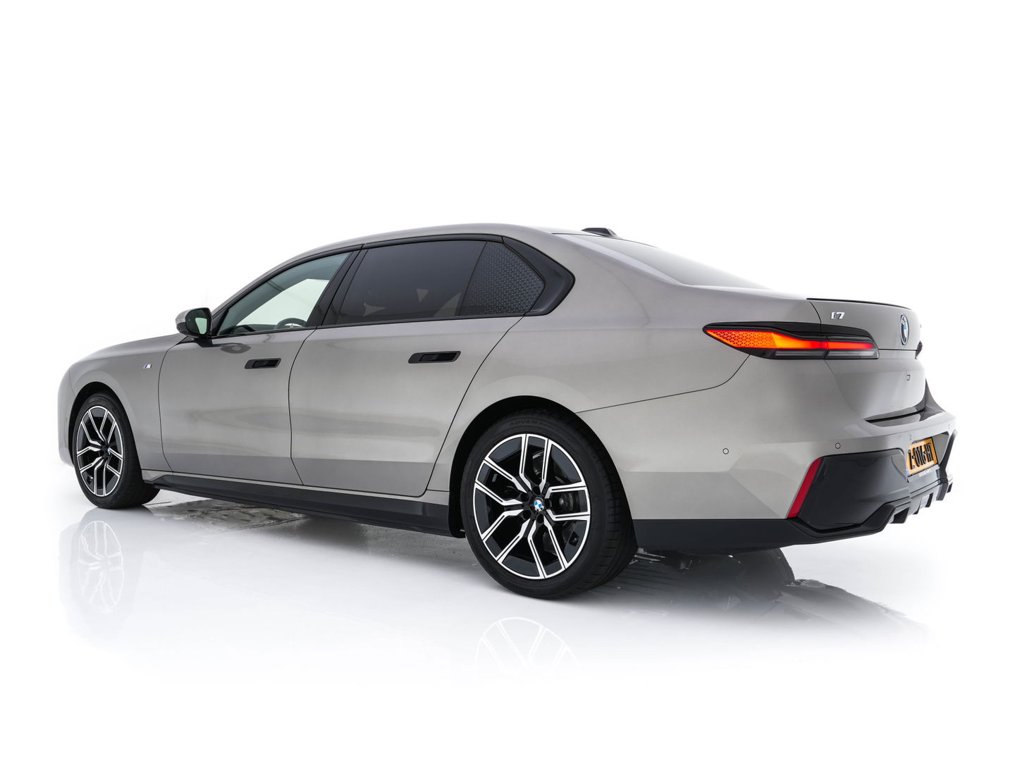 BMW i7 eDrive50 106 kWh M-Sportpack [ 3-Fase ] {SOH-97%} (INCL.BTW) *PANO | HEAD-UP | LUXURY-LEATHER | FULL-LED | BLIND-SPOT | BOWERS&WILKINS | MEMORY-PACK | TOP-VIEW | VENTILATED/HEATED-COMFORTSEATS | SOFT-CLOSE | WIDE-SREEN-DIGICOCKPIT | KEYLESS