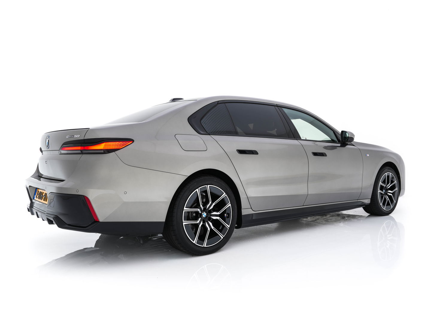 BMW i7 eDrive50 106 kWh M-Sportpack [ 3-Fase ] {SOH-97%} (INCL.BTW) *PANO | HEAD-UP | LUXURY-LEATHER | FULL-LED | BLIND-SPOT | BOWERS&WILKINS | MEMORY-PACK | TOP-VIEW | VENTILATED/HEATED-COMFORTSEATS | SOFT-CLOSE | WIDE-SREEN-DIGICOCKPIT | KEYLESS